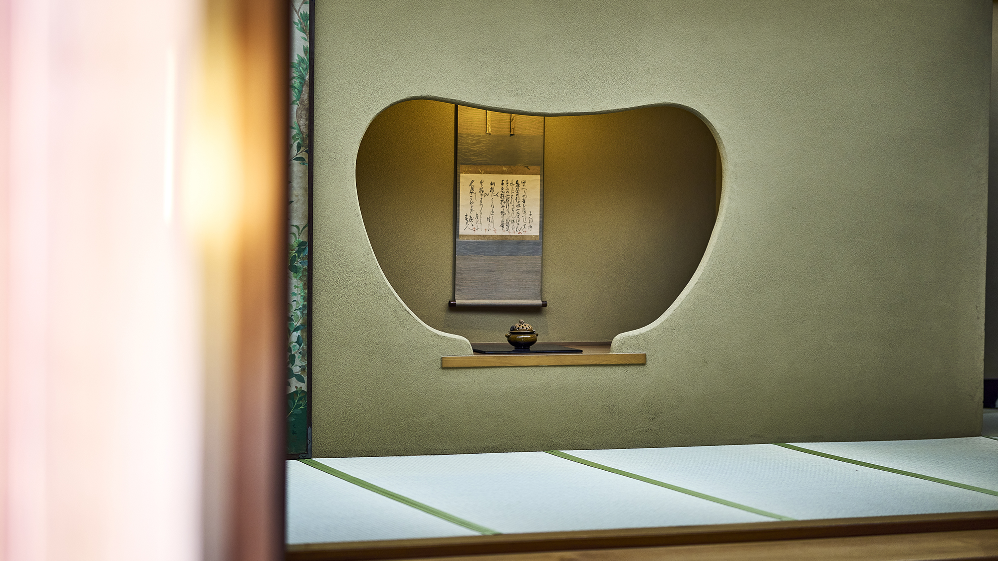 玄関は、四季にあわせた屏風と掛け軸でお客様をお迎えします。