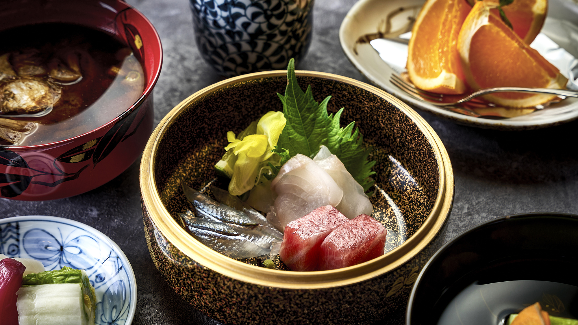 【ご夕食一例】季節ごとに変わる新鮮な瀬戸内の魚介類をご提供いたします。