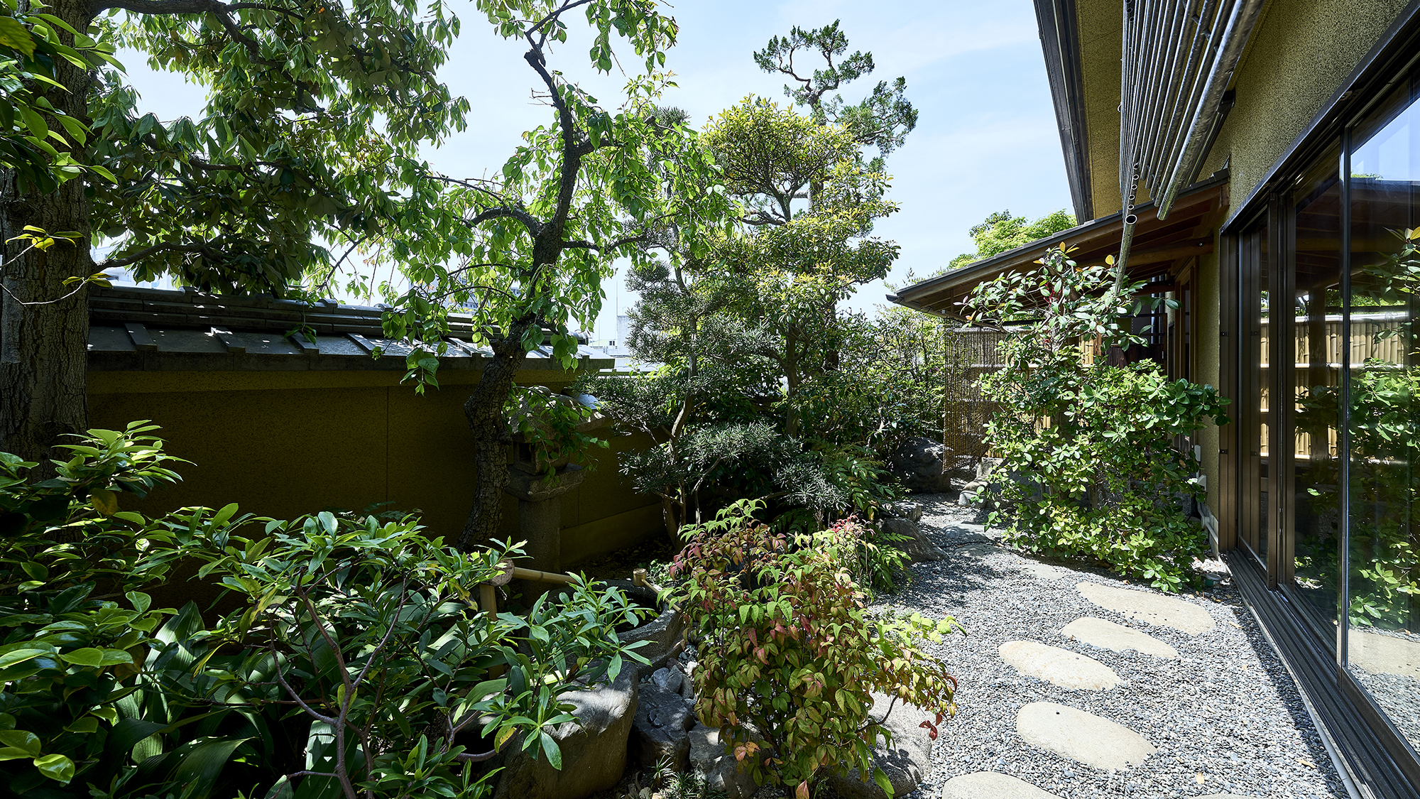 【梅：露天風呂付和室スイート】庭園を眺め、おくつろぎいただけます。