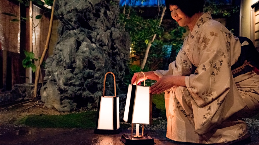 【女将】お庭の行灯は毎日ロウソクに火を灯して設置しております。幻想的な柔らかい光をお楽しみください