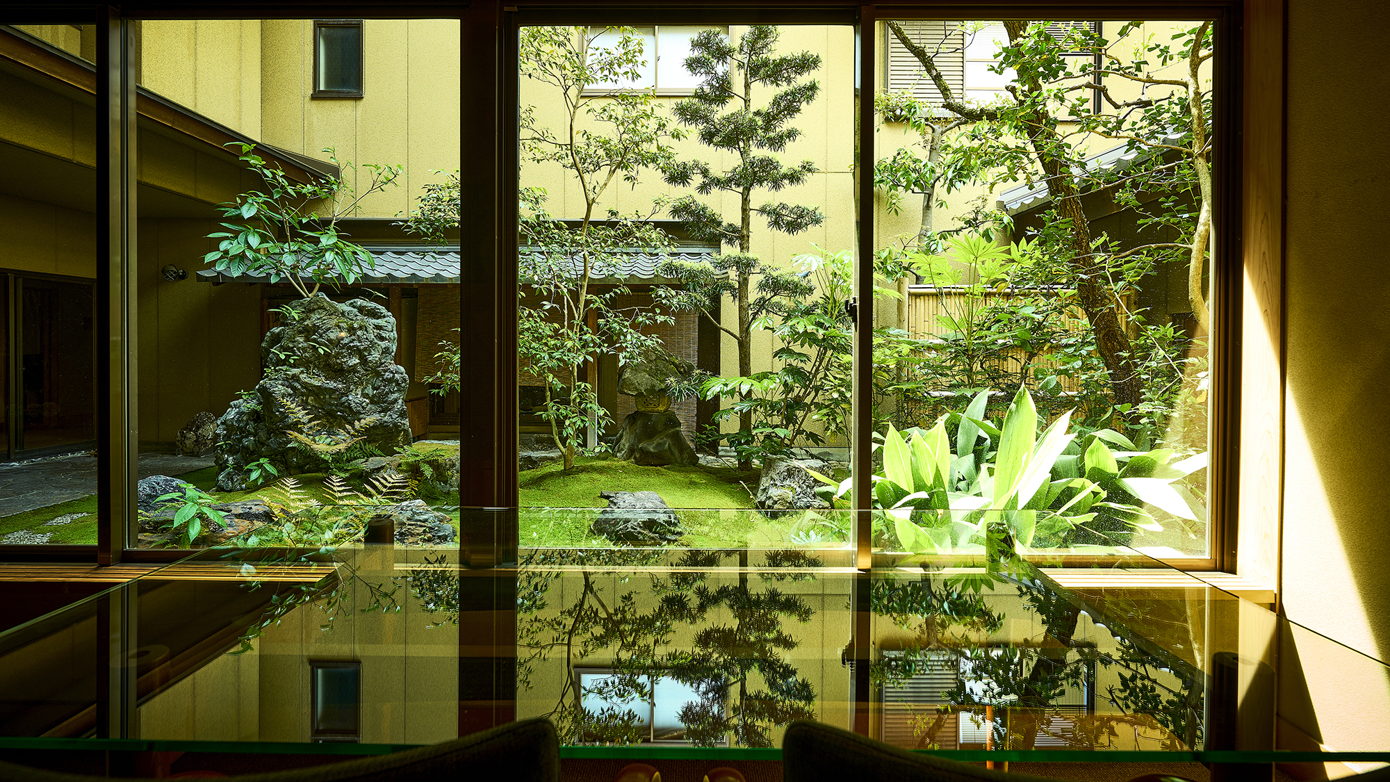 【ロビー】当館自慢の日本庭園を眺め、心ゆるむひとときをお過ごしいただけます。