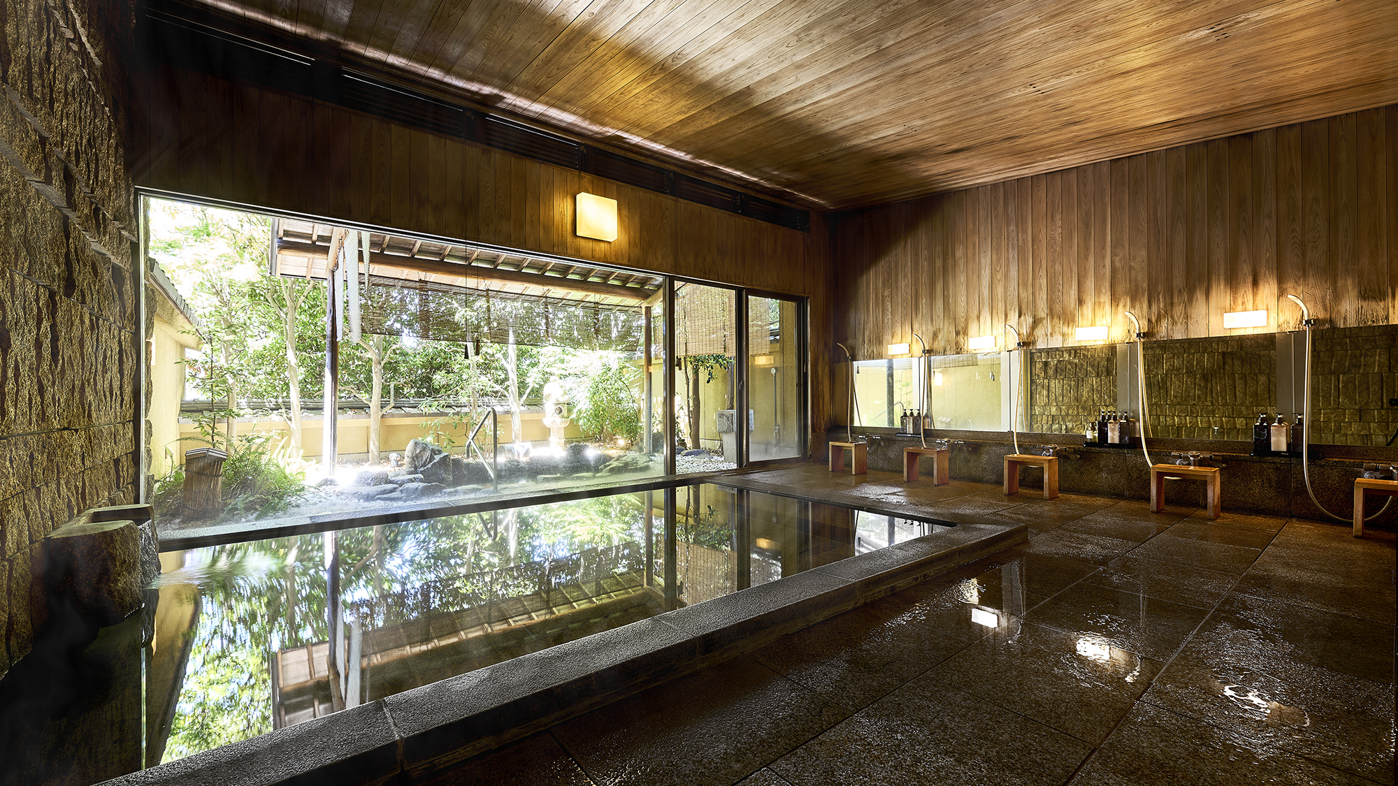 【内風呂】静けさが包む荘厳な造り。ゆったりと足を伸ばしておくつろぎいただけます。