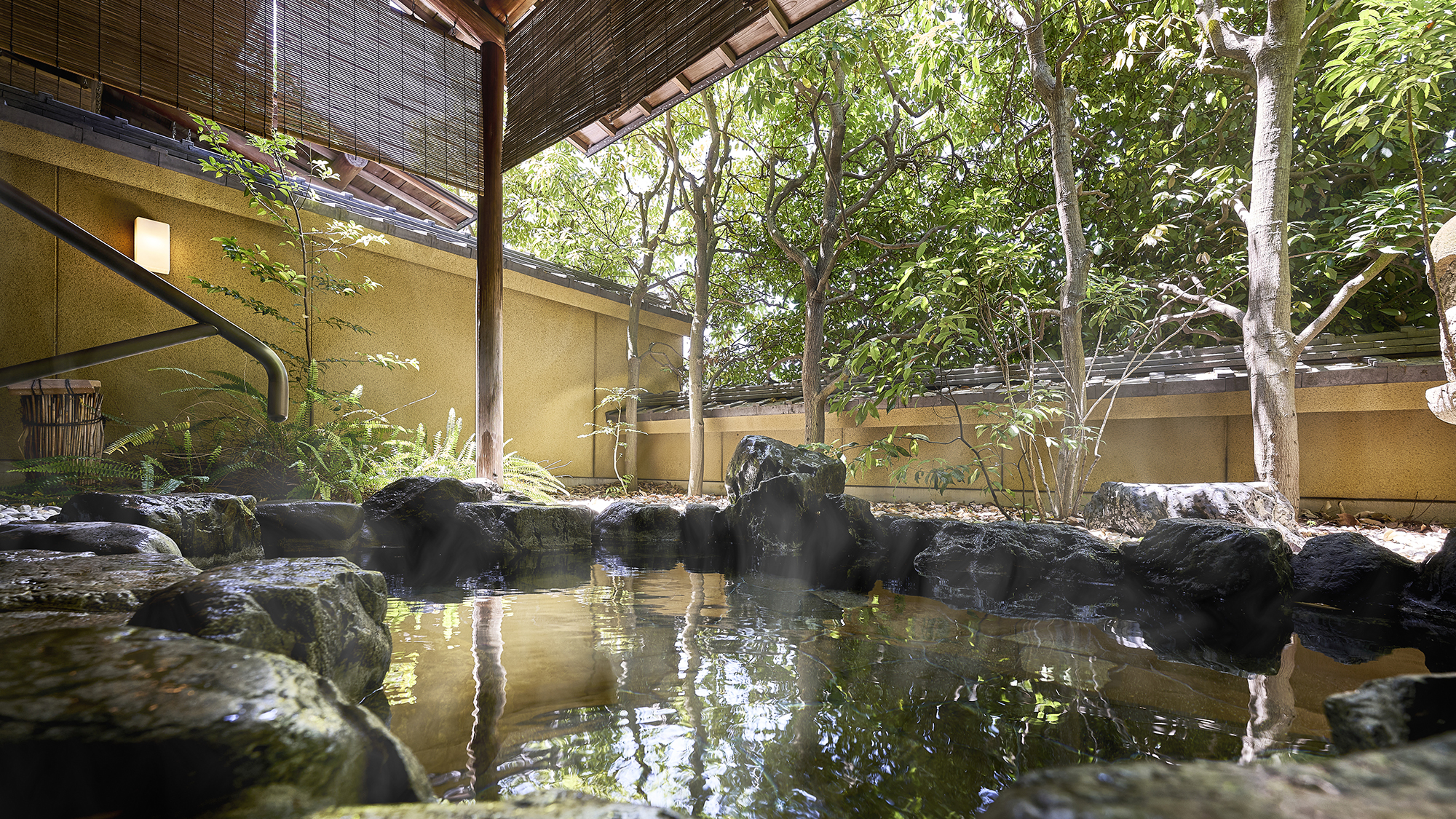 【庭園露天風呂】四季移ろう景色と爽やかな風を感じ、道後の湯に浸る贅沢を。