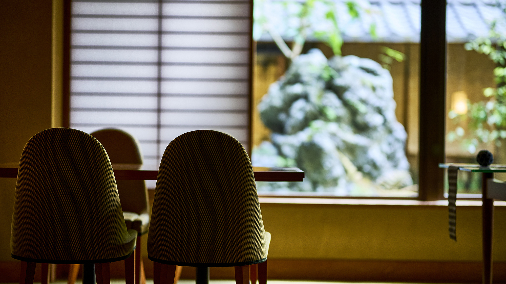 名匠・山口修氏により設計された総檜造りの館内。凛とした静けさと日本美に心洗われる空間です。