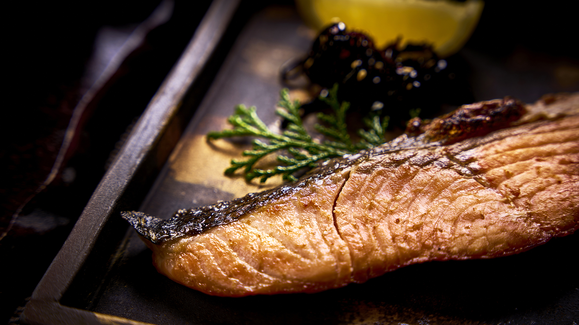 【ご朝食】脂乗りよく、ふくよかに風味広がる焼鮭は、料理長がまるごと一尾を塩引きしたこだわりの逸品。