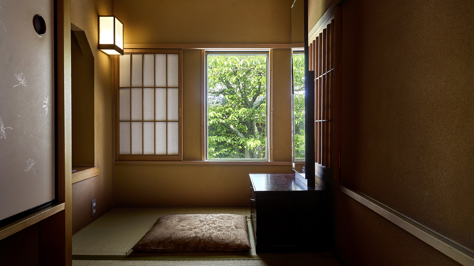 【撫子：プレミアムスイート】プライベートな時間もお過ごしいただける書斎スペース