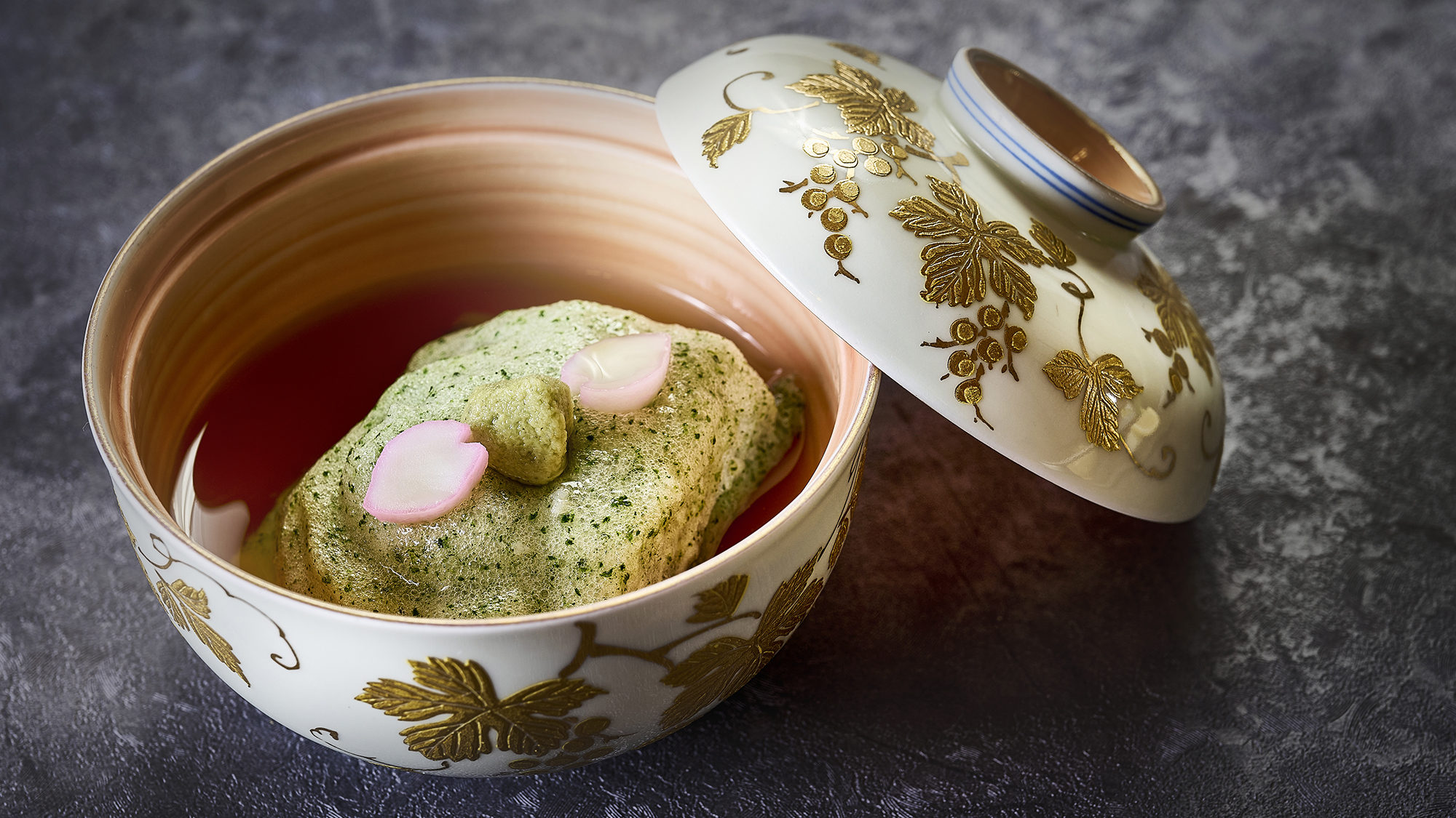 【ご夕食一例】瀬戸内の恵みを丁寧に詰め込んだ「伊予の玉手箱」を、ゆっくりとお召し上がりください。