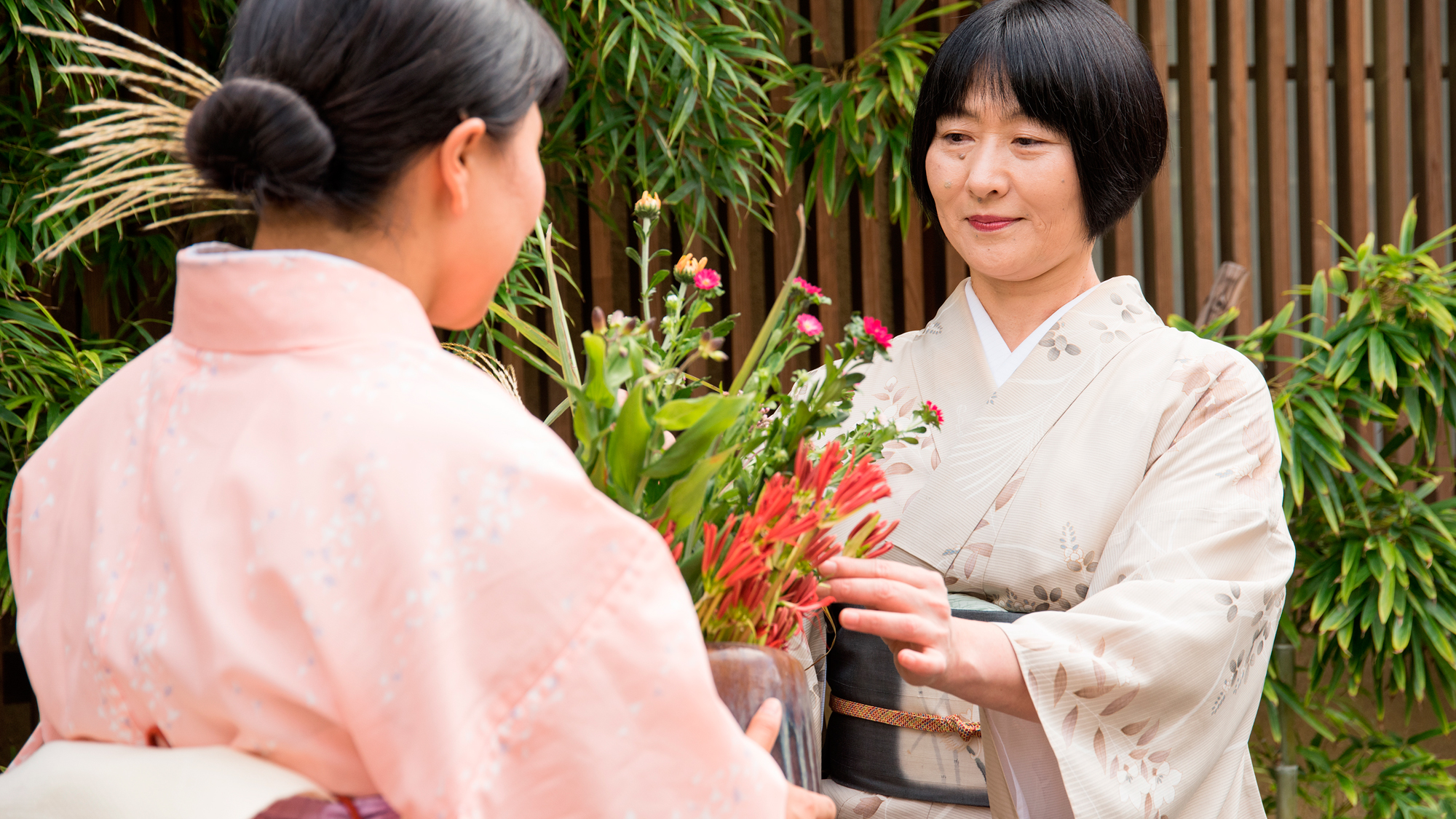 【女将】お客様に季節ごとに楽しんでいただけるよう、お部屋のお花への心配りは怠りません。