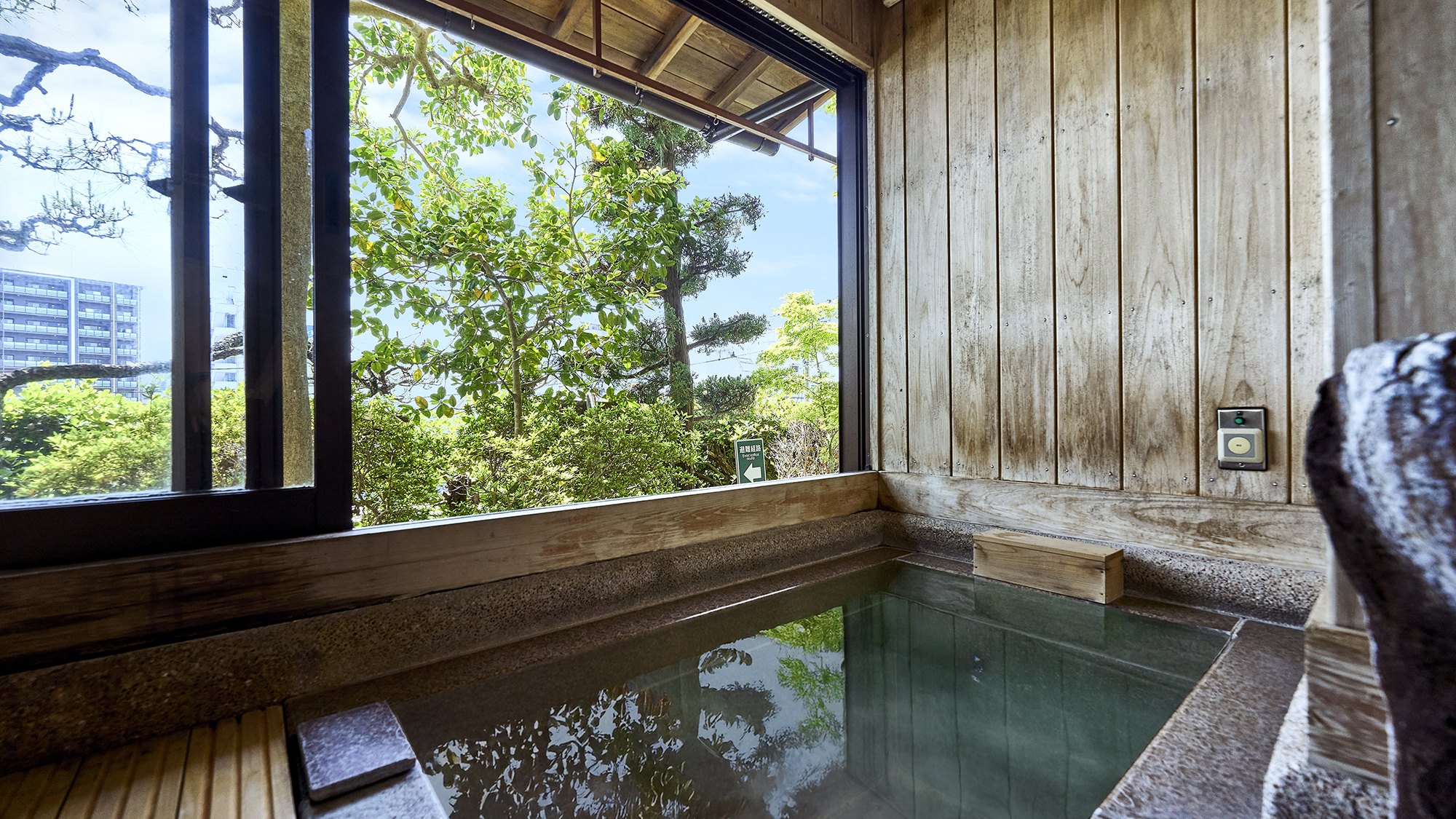 【桃：半露天風呂付和室スイート】窓を開ければ、爽やかな風が吹き抜けます。