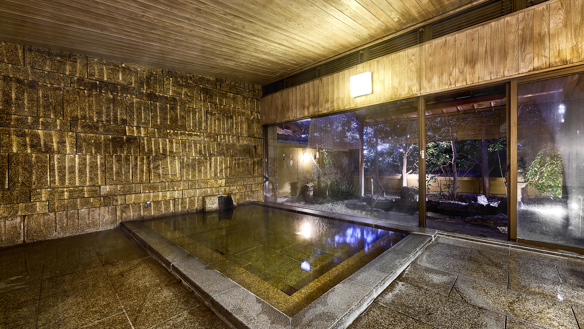 【内風呂】静けさが包む荘厳な造り。ゆったりと足を伸ばしておくつろぎいただけます。