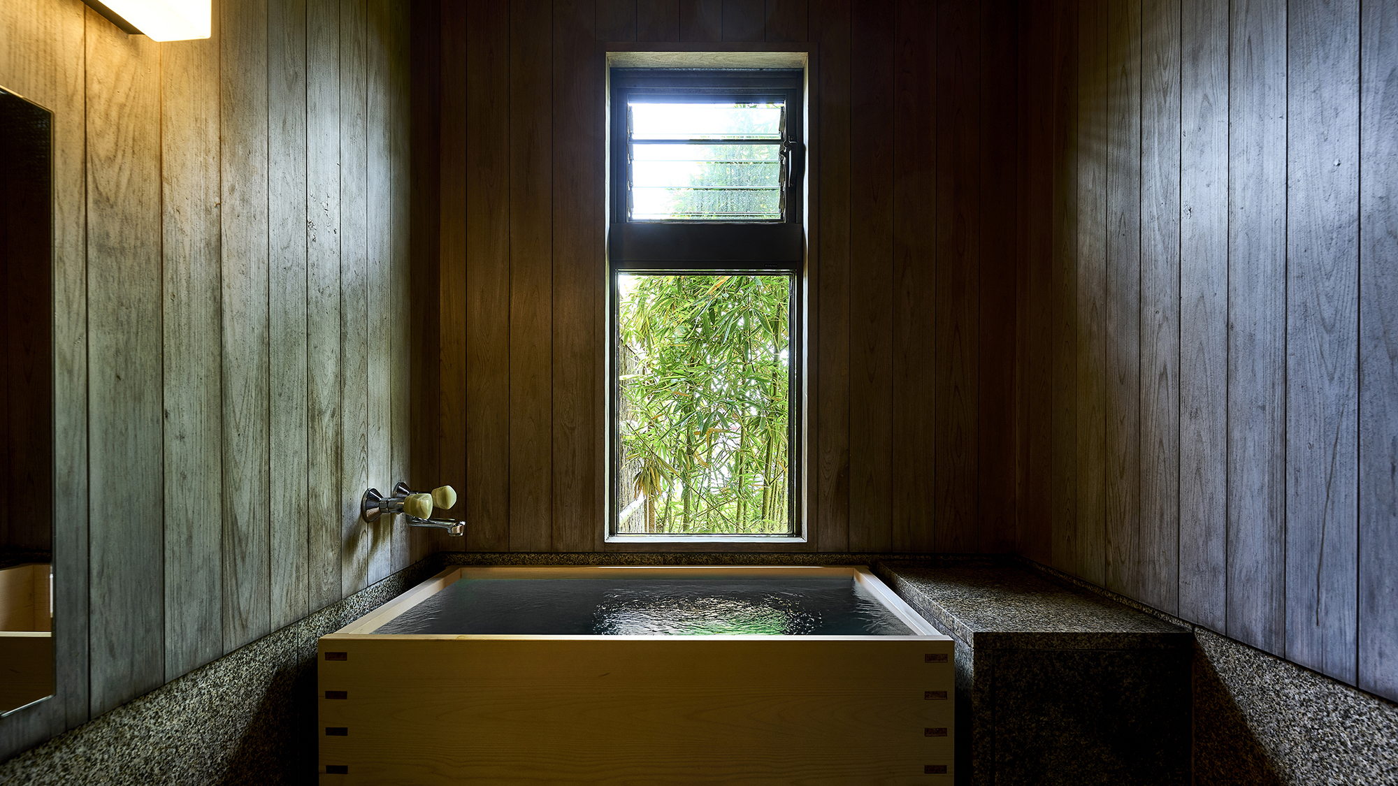 客室内の全お風呂は「道後温泉」の湯をひいております。お好きなときに何度でも、上質な温泉を。