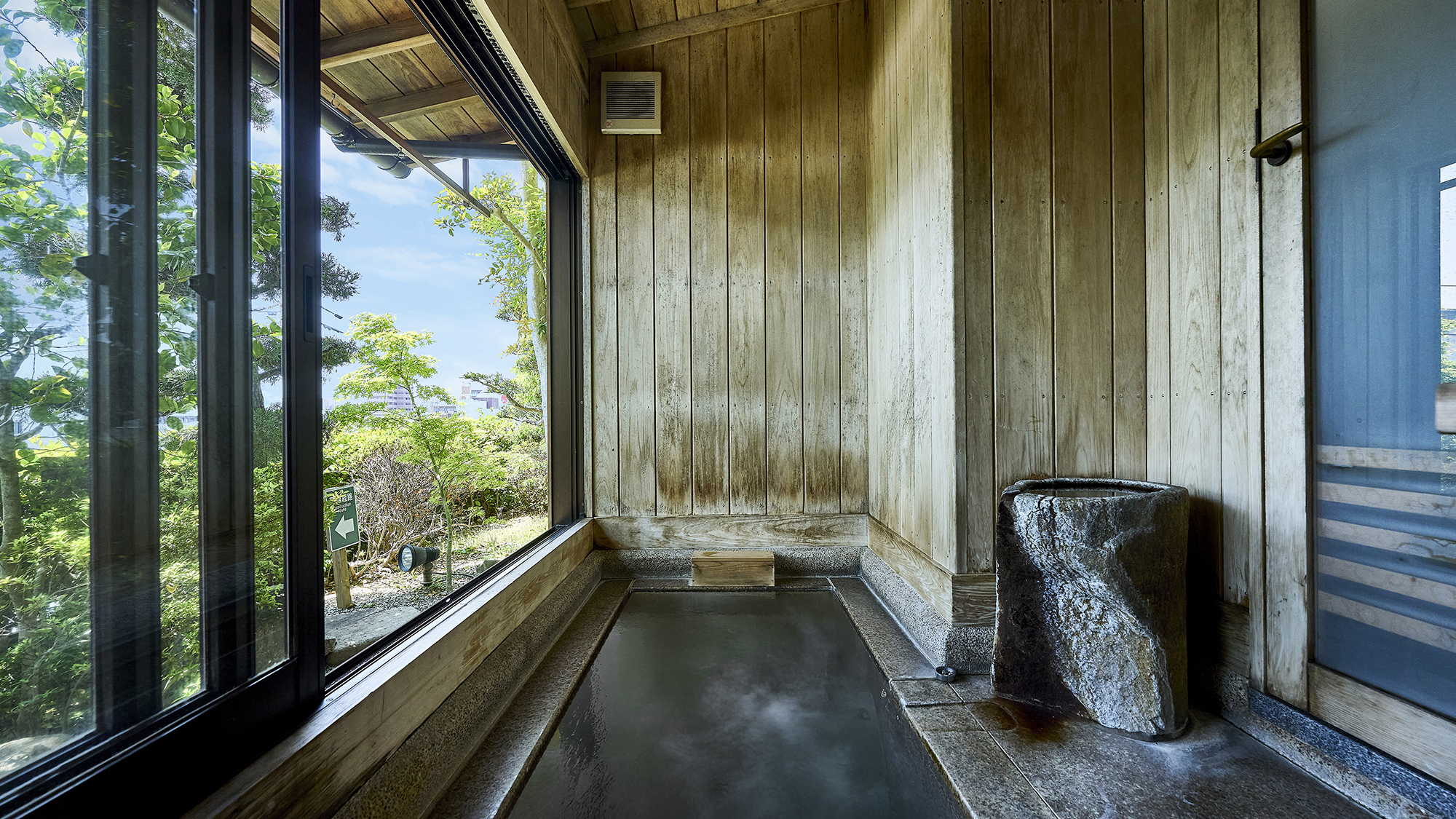 【桃：半露天風呂付和室スイート】窓を開ければ、爽やかな風が吹き抜けます。