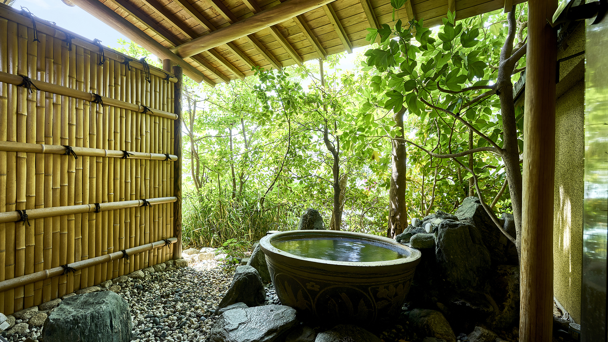 【椿：露天風呂付和室スイート】木洩れ日に癒されながら、ゆったりとしたひとときを。