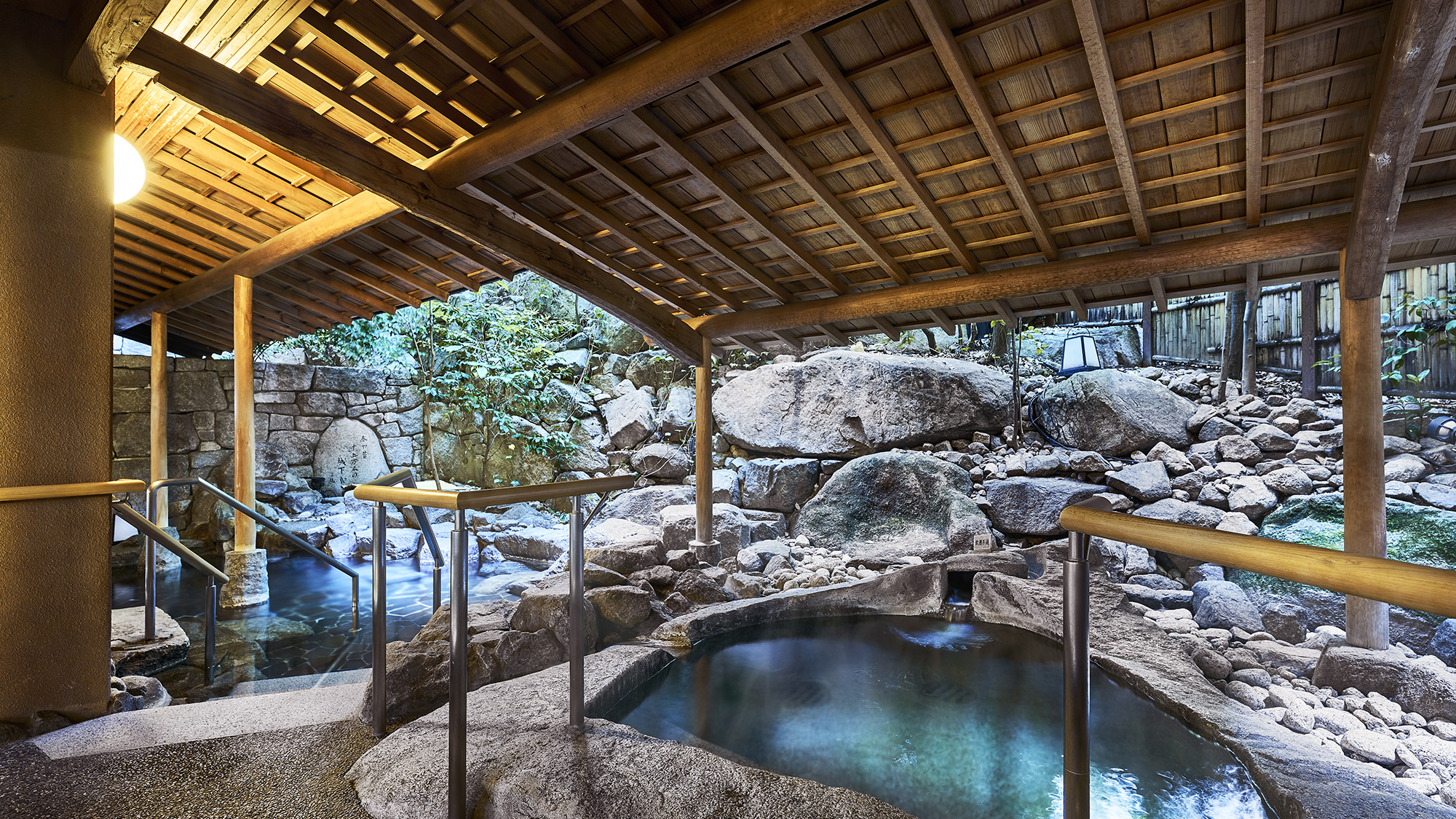 【大和屋本店：露天風呂】姉妹館のお風呂もご利用いただけます。気軽な外湯巡りをお楽しみください。