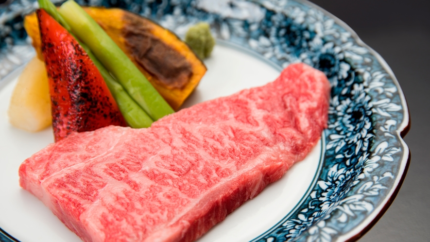 【伊予牛ステーキ】会席料理と相性が良い赤身とサシのバランスが絶妙な愛媛の恵み。増量も承ります