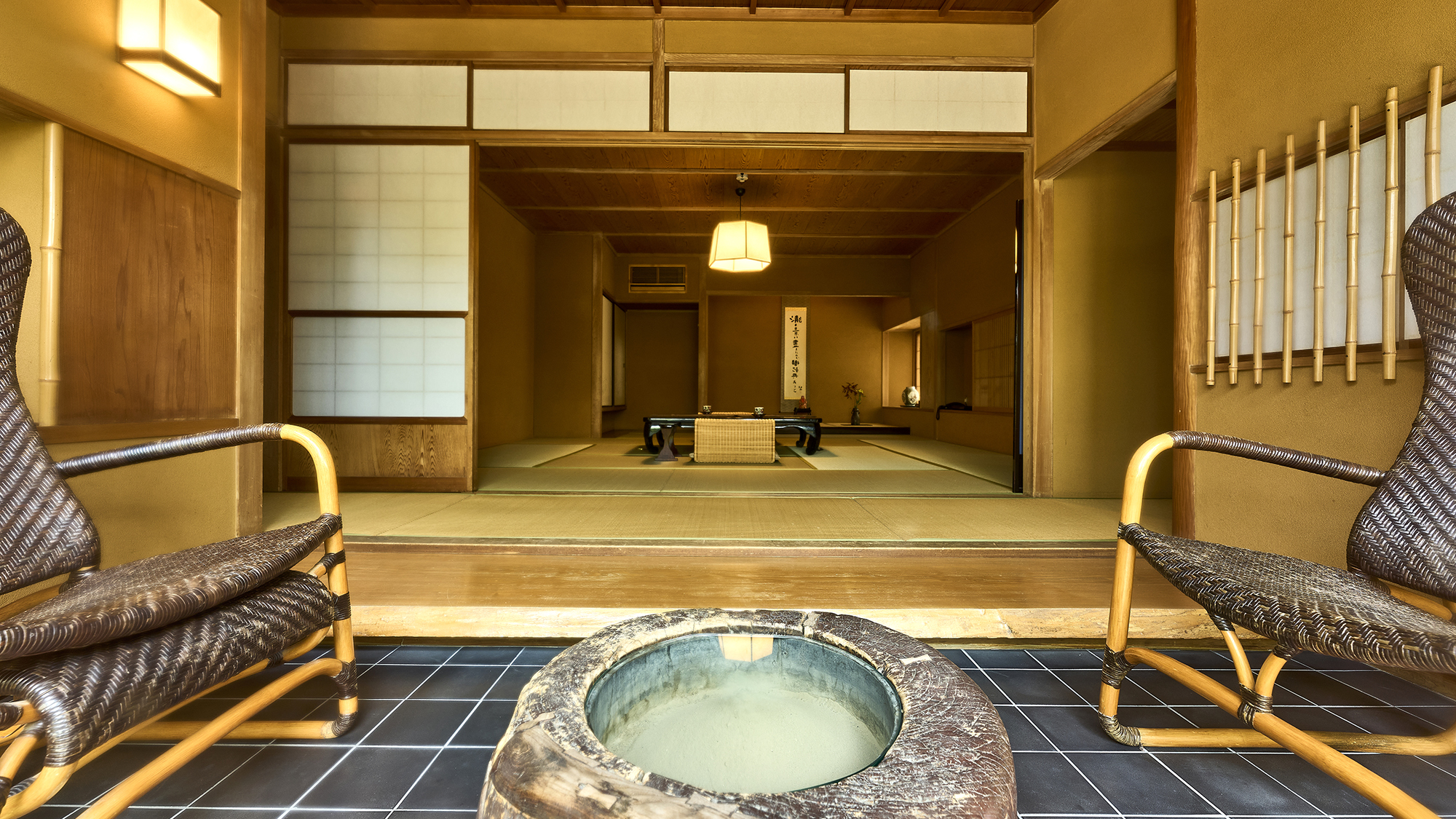 【梅：露天風呂付和室スイート】庭園を眺め、おくつろぎいただけます。