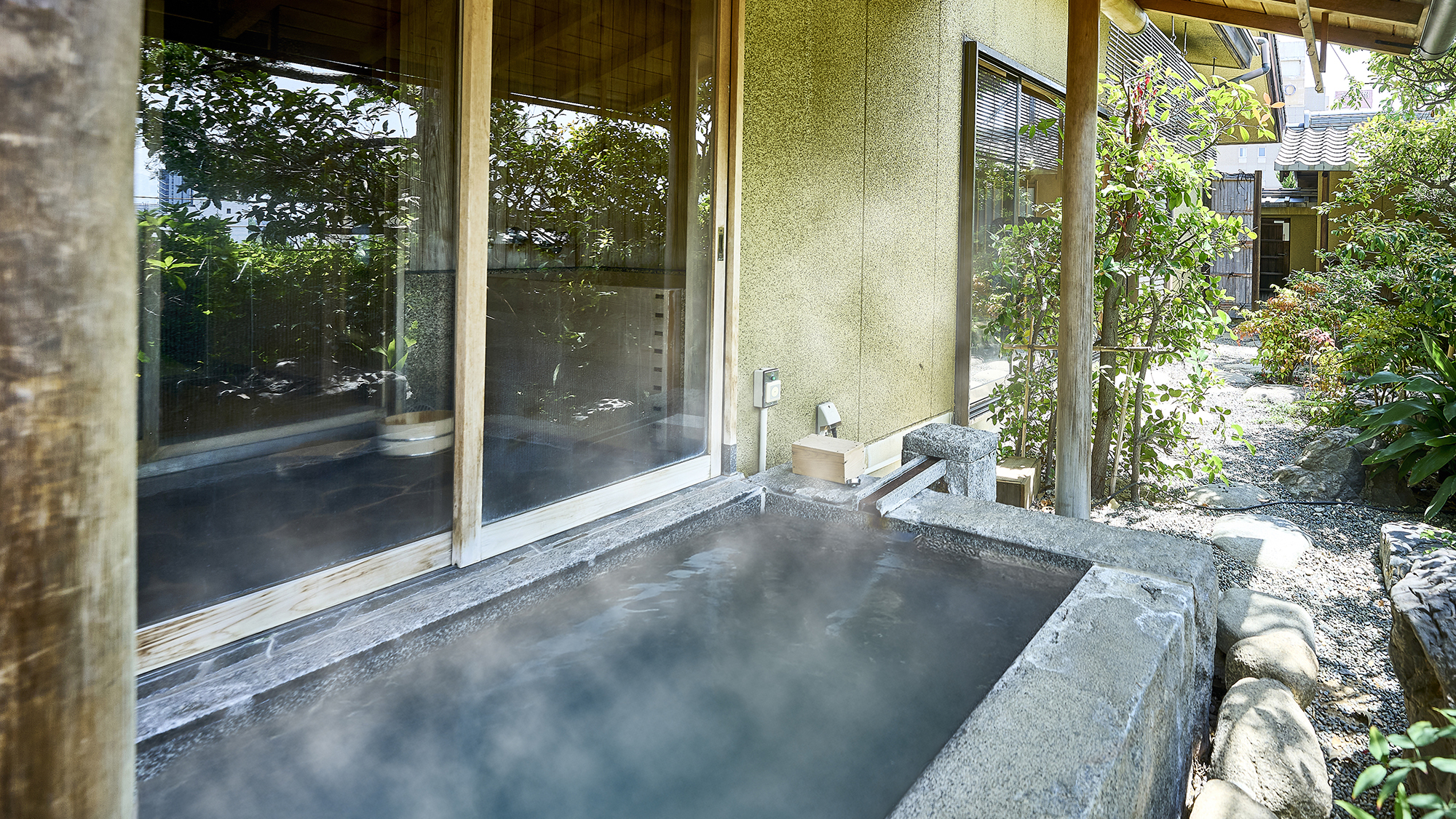 【梅：露天風呂付和室スイート】石造りの露天風呂と、槙造りの内風呂がございます。