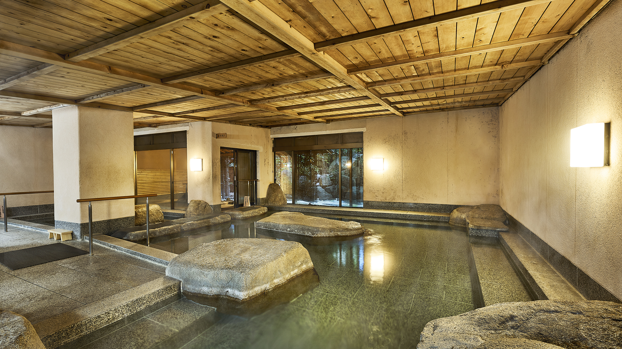 【大和屋本店：内風呂】姉妹館のお風呂もご利用いただけます。気軽な外湯巡りをお楽しみください。