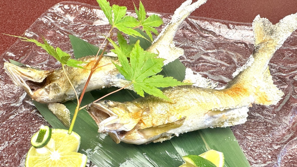 【夏＆平日限定｜鮎の塩焼き×お部屋食】源泉掛け流し露天風呂付スイートルーム【夕・朝食付き】