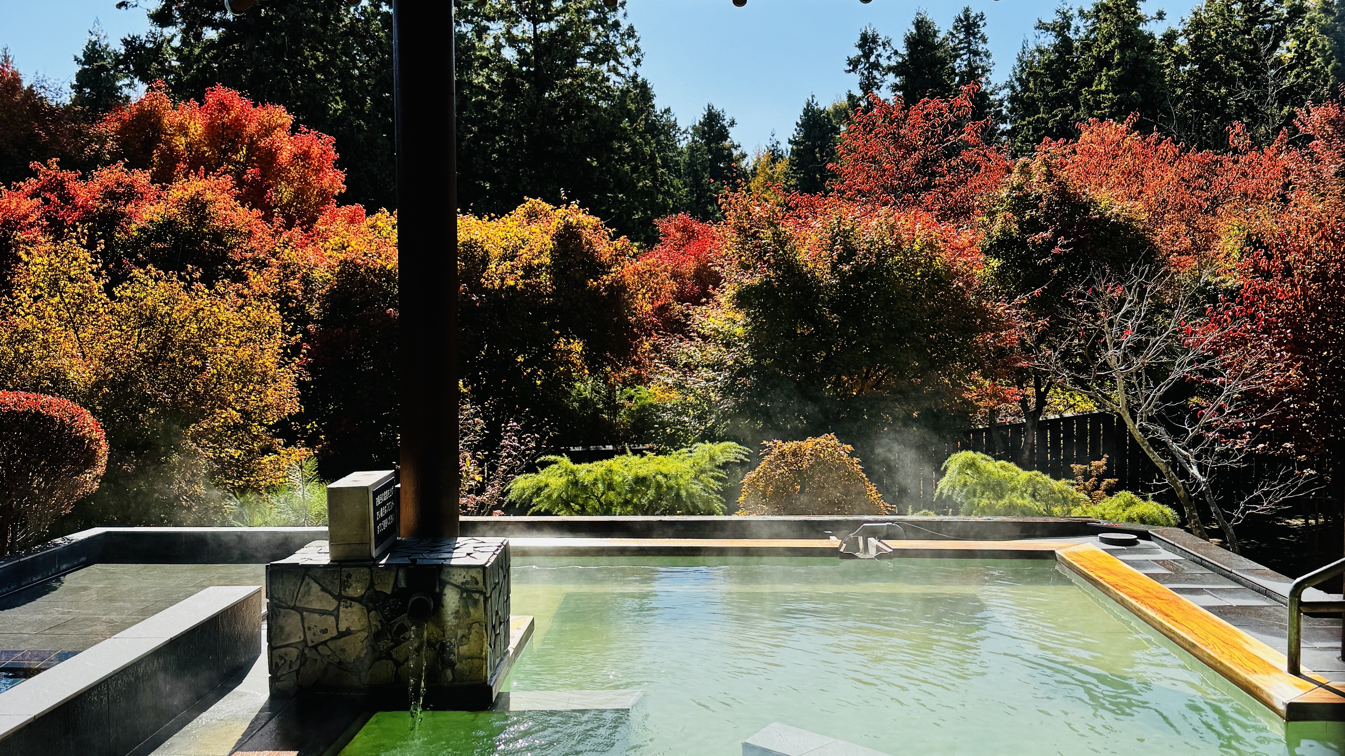 プレミアムスイートの露天風呂から望む紅葉