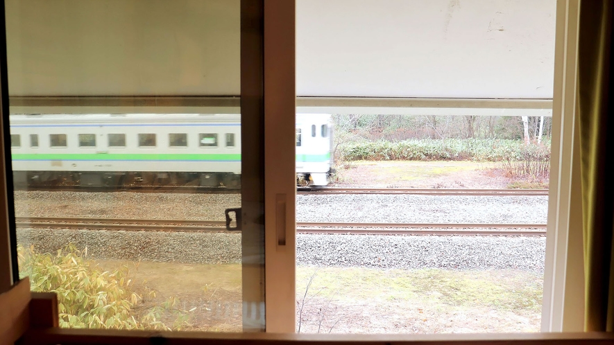 ・きゃべつの部屋　窓から見える自然や電車の走る様子をのんびりと眺めてお過ごしいただけます