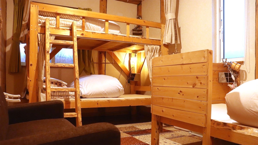 ・きゃべつの部屋　2段ベッドとシングルベッドの3人部屋　かわいらしいベルギー絨毯が印象的です
