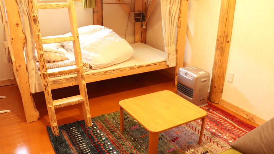 ・とうきびの部屋　14平米に2段ベッドとソファを配したコンパクトで落ち着いた雰囲気のお部屋です