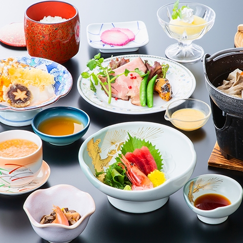 【夕食膳（一例）】※お料理の内容は季節により変更となります。