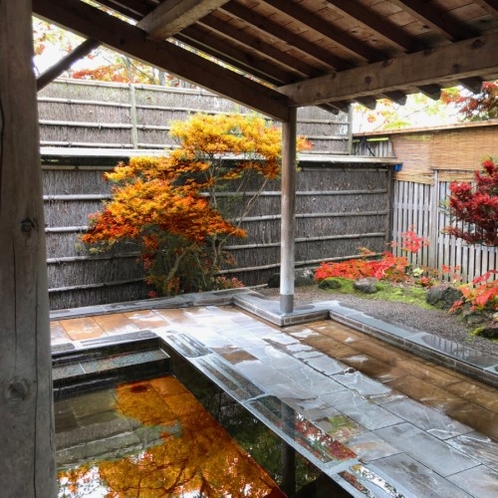 【　露天風呂（秋）】　鶯宿温泉と、紅葉を同時に愉しめる、贅沢な時間♪
