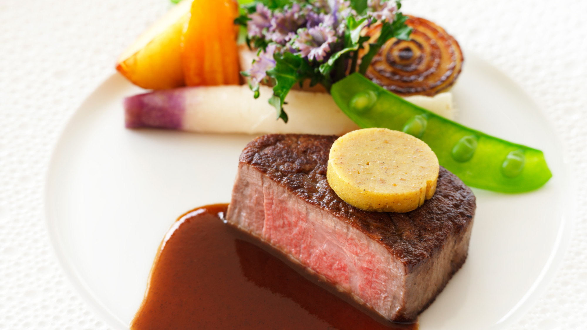 【2026春・ディナーメニュー】肉料理：愛鷹牛フィレのポワレと北山農園の野菜