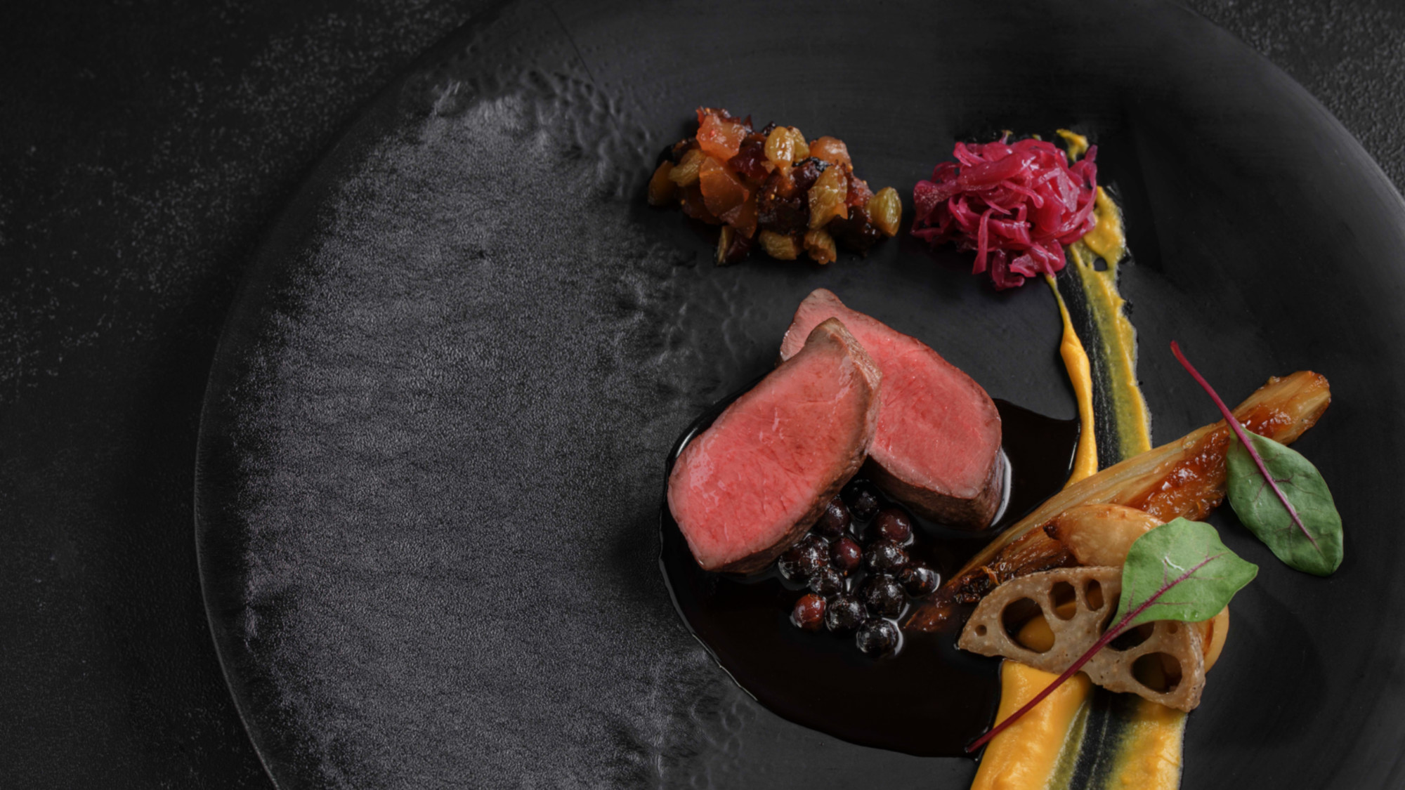 【2025秋・ディナーメニュー】メイン：伊豆鹿のロティーソースグランヴェヌール フルーツコンディマン