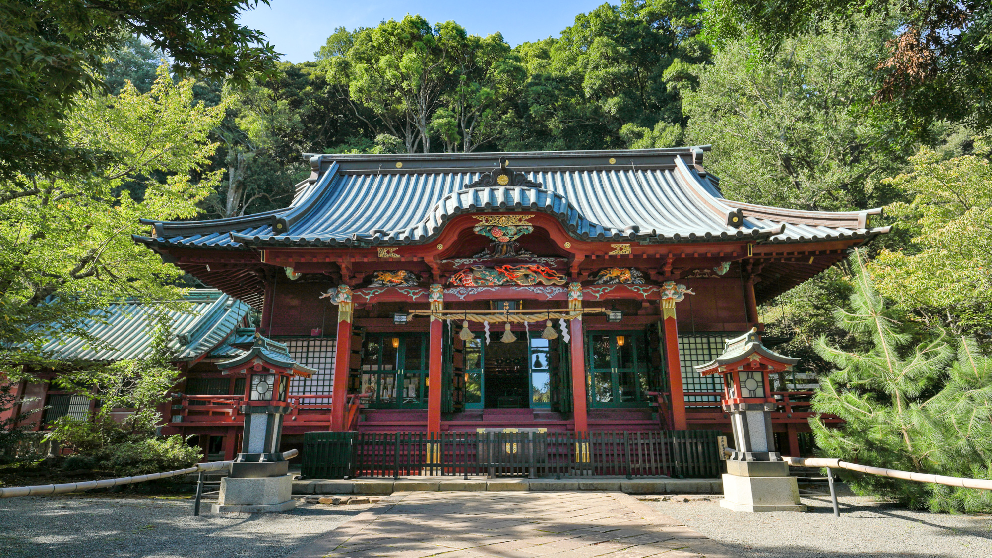 【伊豆山神社】源頼朝と北条政子が結ばれた場所であることから、縁結びの神社として有名です