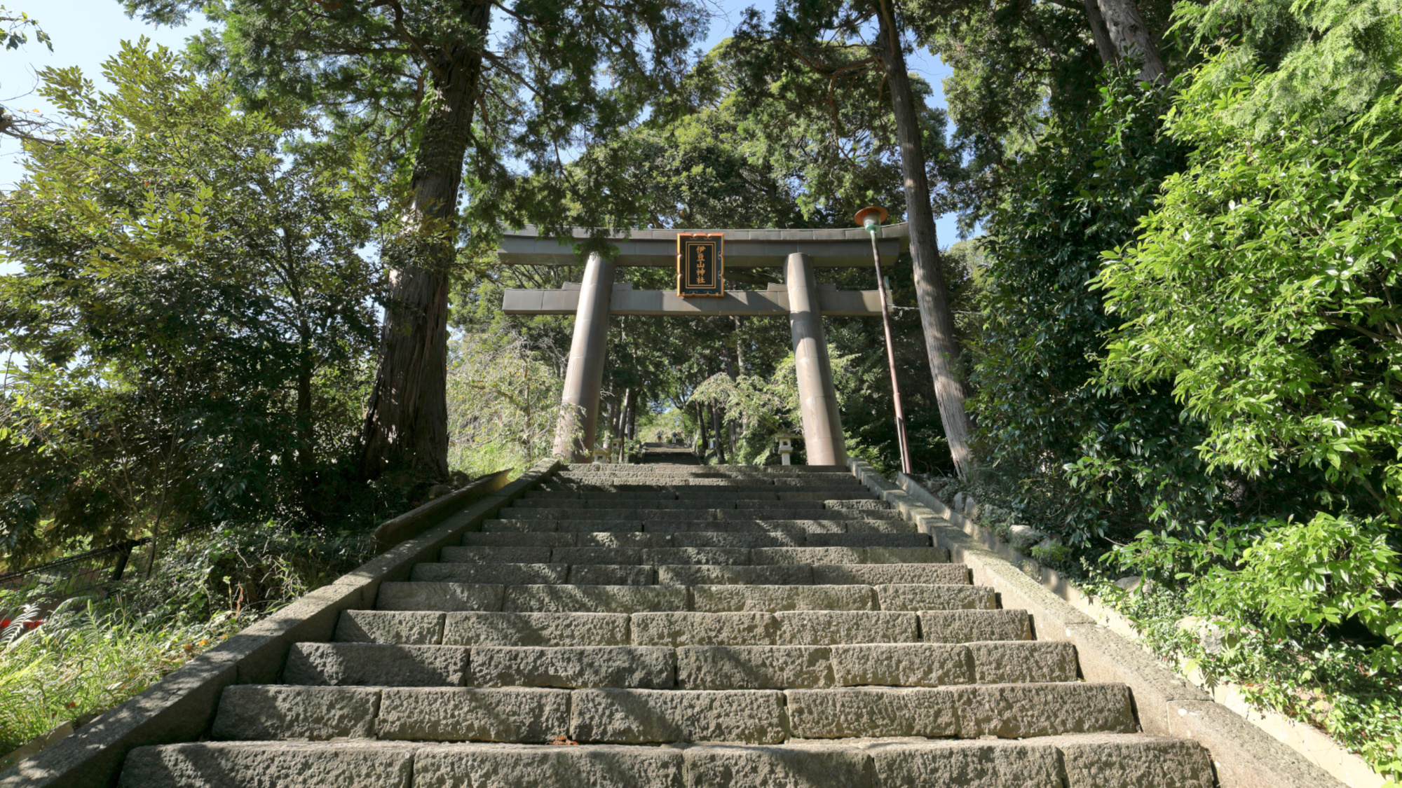 【伊豆山神社】長い石段をのぼり境内へ上がると、熱海市街と海を見下ろすすばらしい眺望を楽しめます