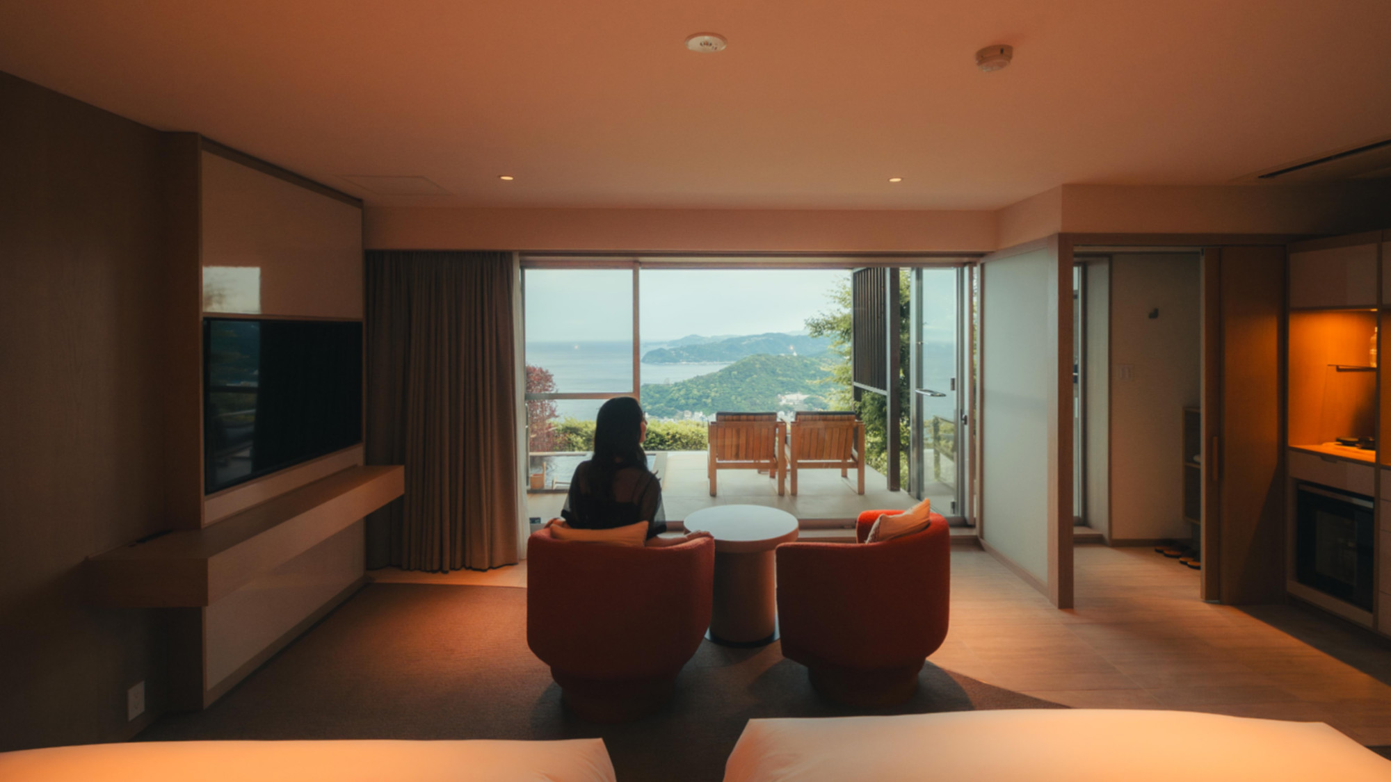 【露天風呂付きツイン】50平米のゆとりのある客室。本館から客室までのご移動には階段がございます。