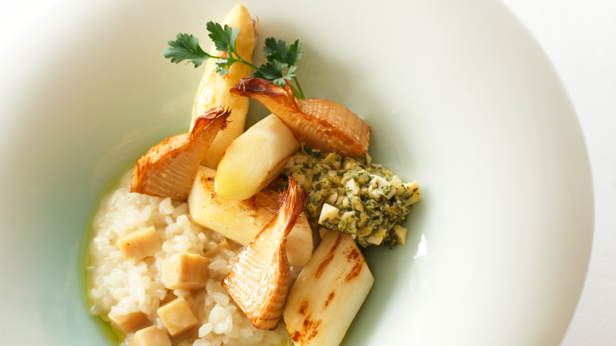 【2026春・ディナーメニュー】ホワイトアスパラガスのロースト 筍のリゾット ラヴィゴットソース添え