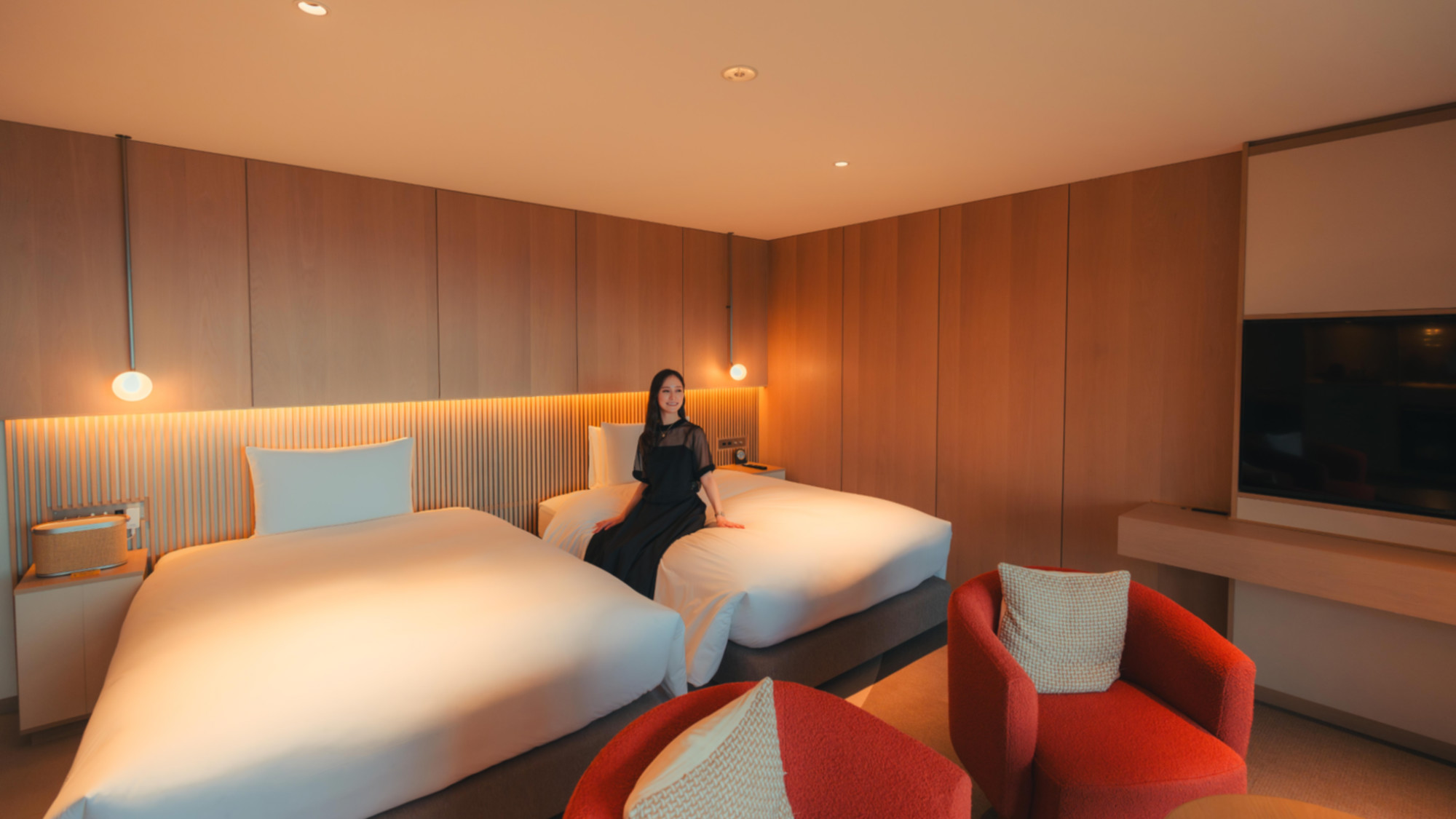  【露天風呂付きツイン】140cm幅のダブルベッドサイズ。ベッドサイドには音質にこだわったBluet