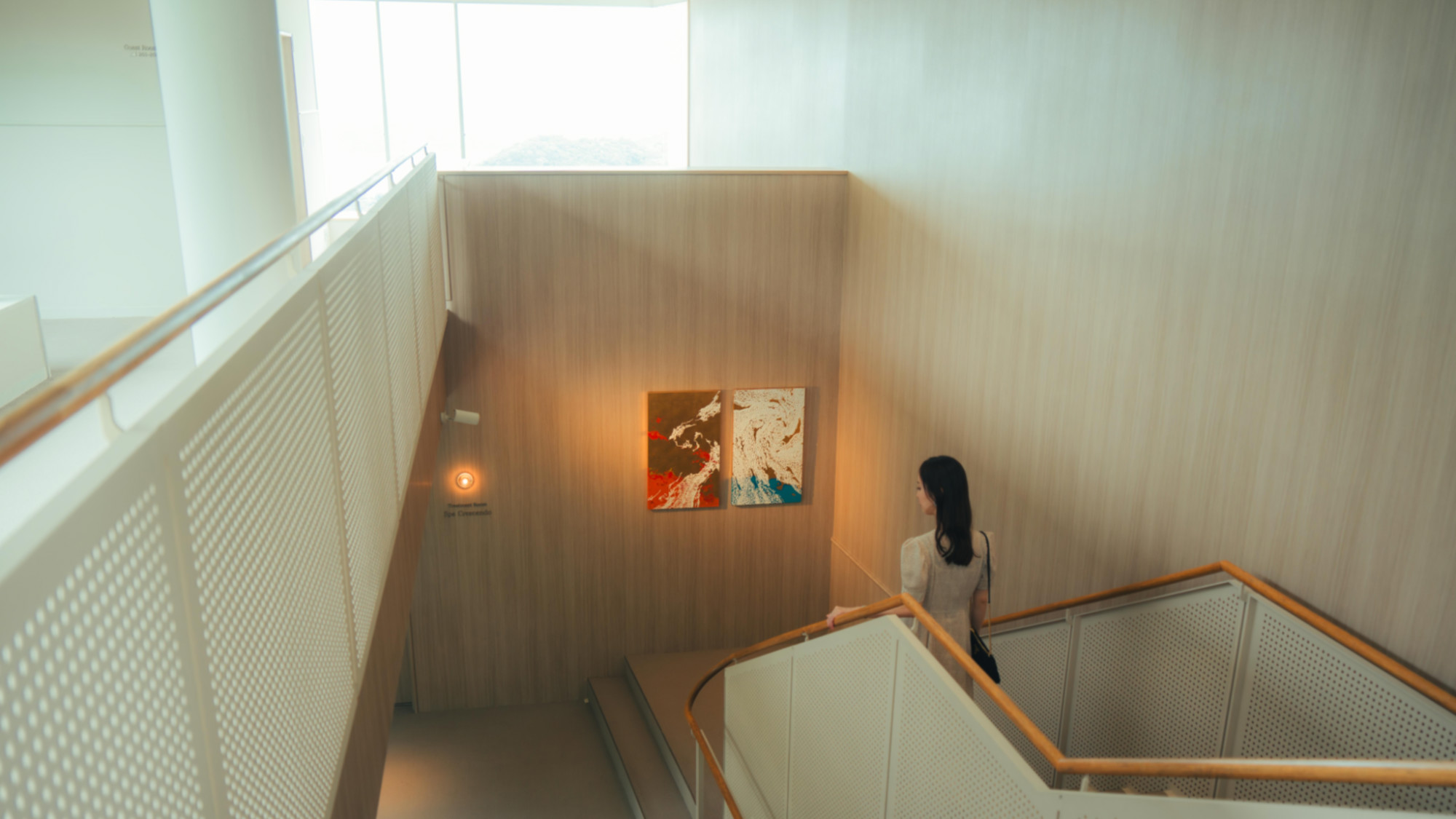 【館内】至る所に展示されている絵画もぜひお楽しみください