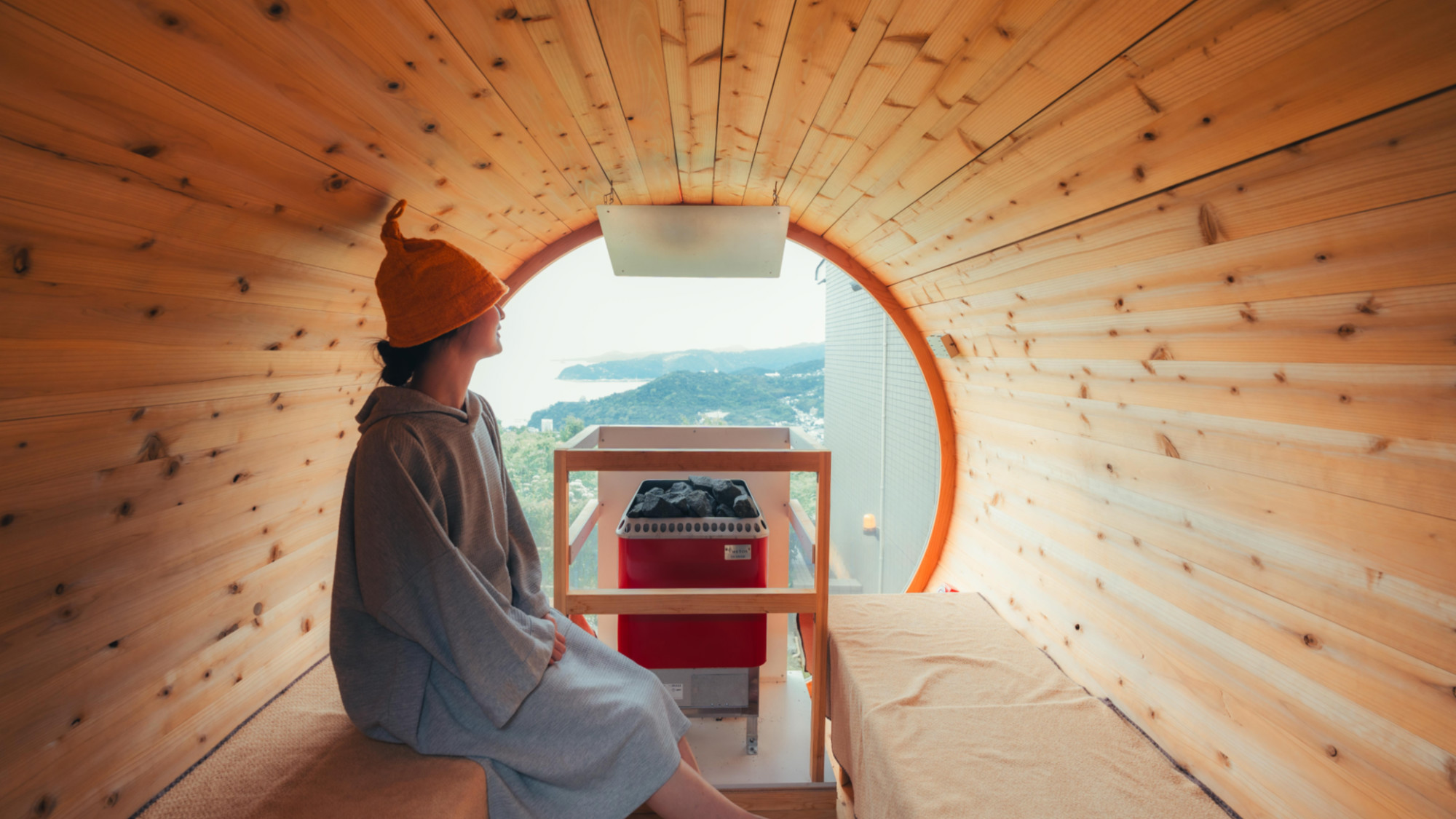 【貸切バレルサウナ】バレルサウナ内からは相模湾を望むパノラマビューをお愉しみいただけます。 