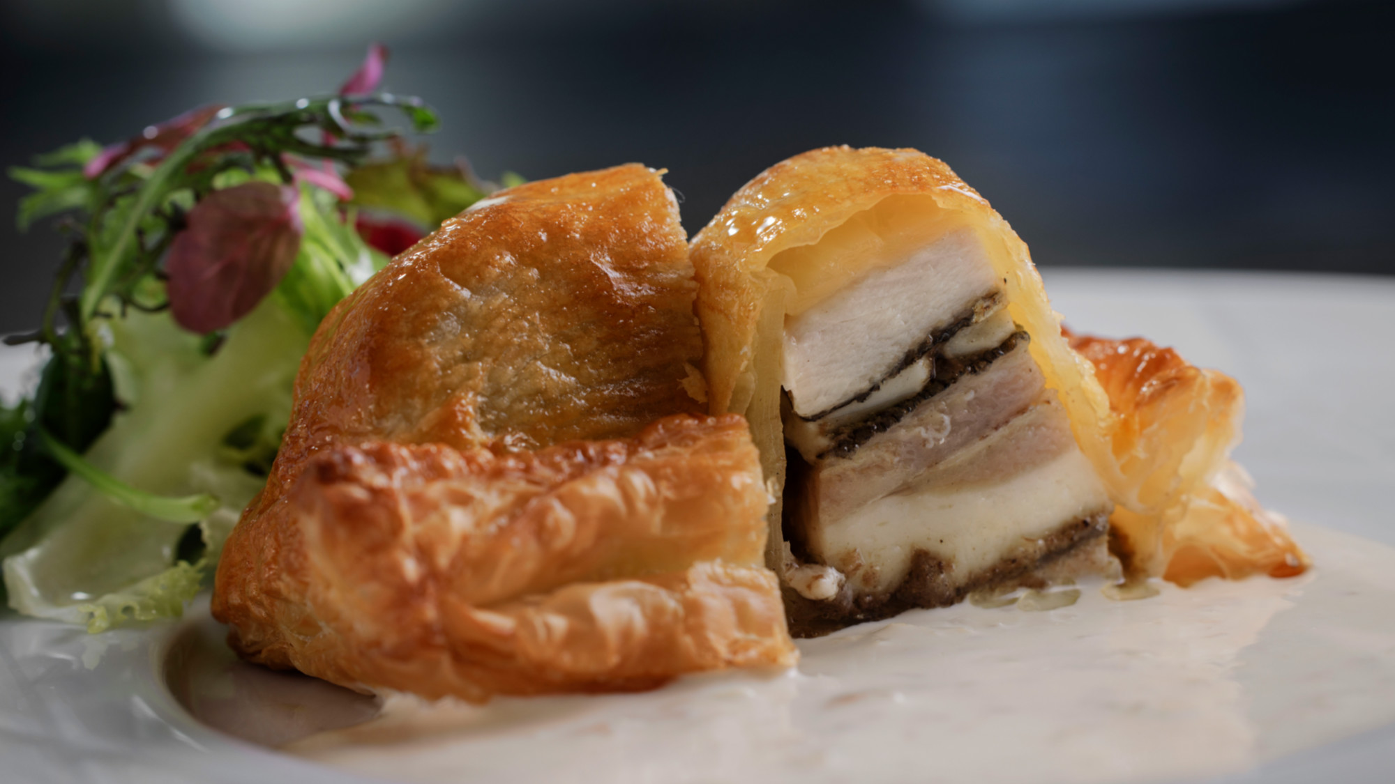 【2025秋・ディナーメニュー】メイン：秋刀魚のパイ包み 生姜のクリームソース