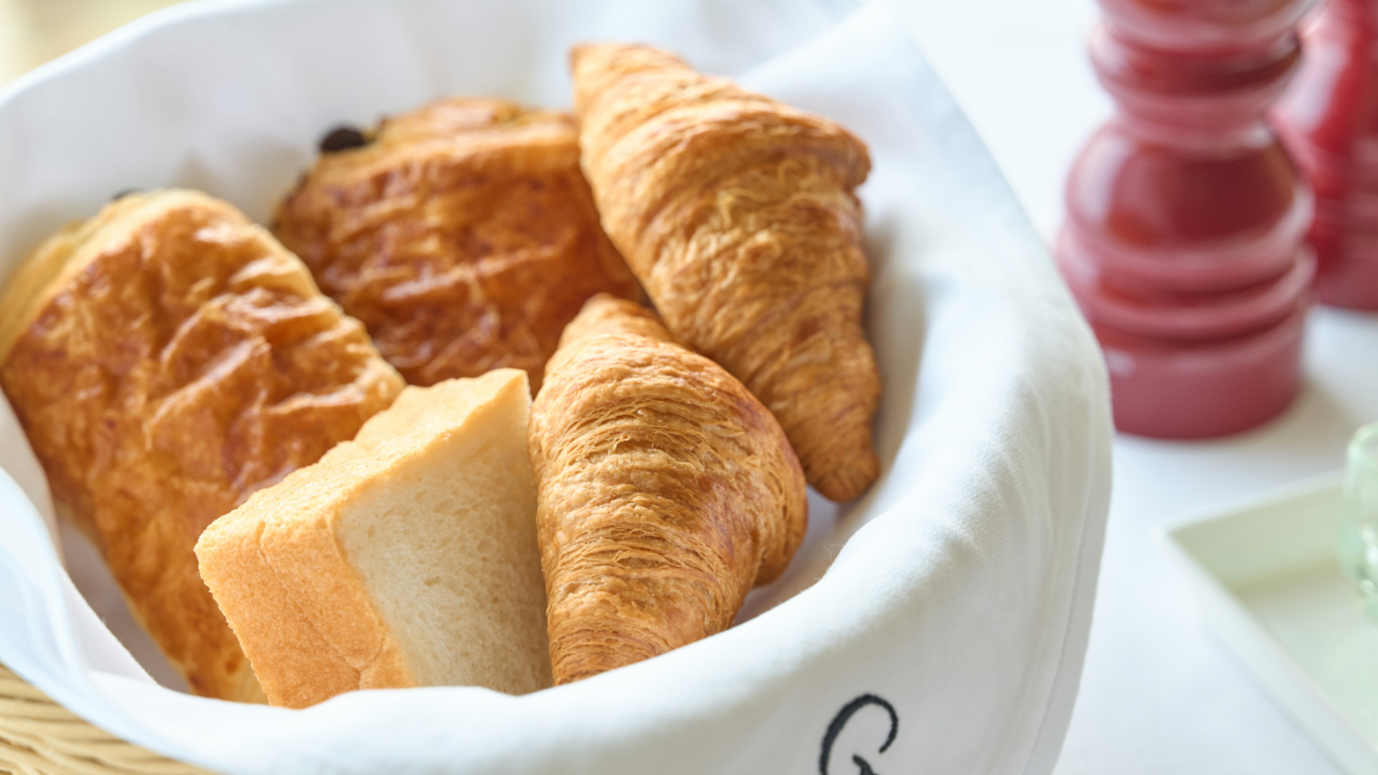 【朝食】クロワッサン、カンパーニュ、トースト、パン・オ・ショコラをご用意