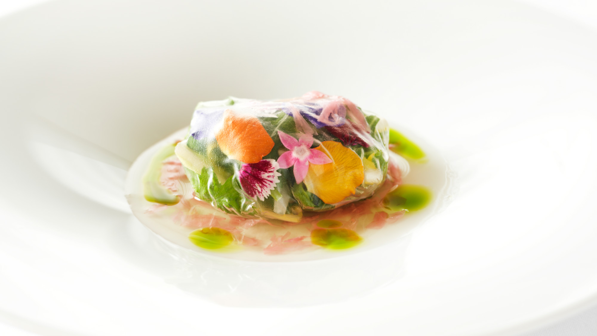 【2026春・ディナーメニュー】前菜：桜鱒マリネ　桜香るムースの生春巻き