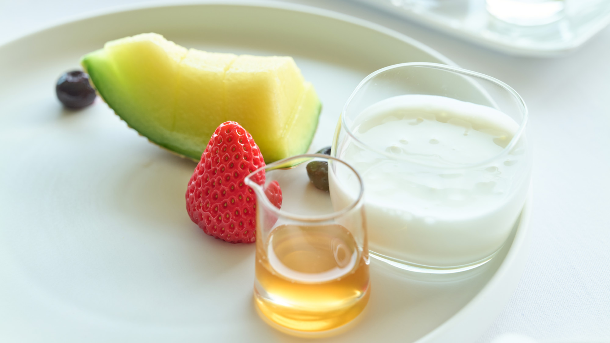 【朝食】静岡産季節のフルーツと丹那酪農ヨーグルト