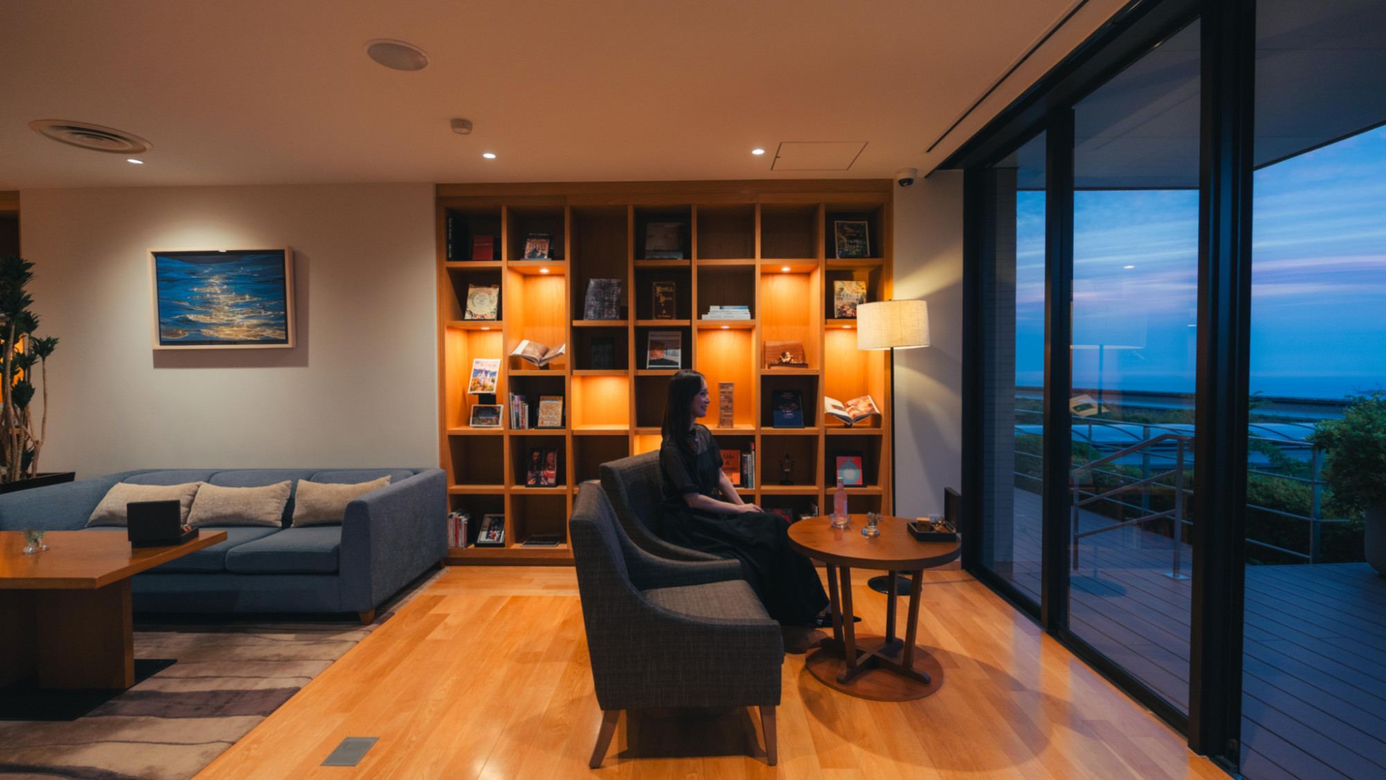 【ベイビューサロン & テラス】ディナー前の時間帯（17～19時）に、ご宿泊ゲストの憩いの場