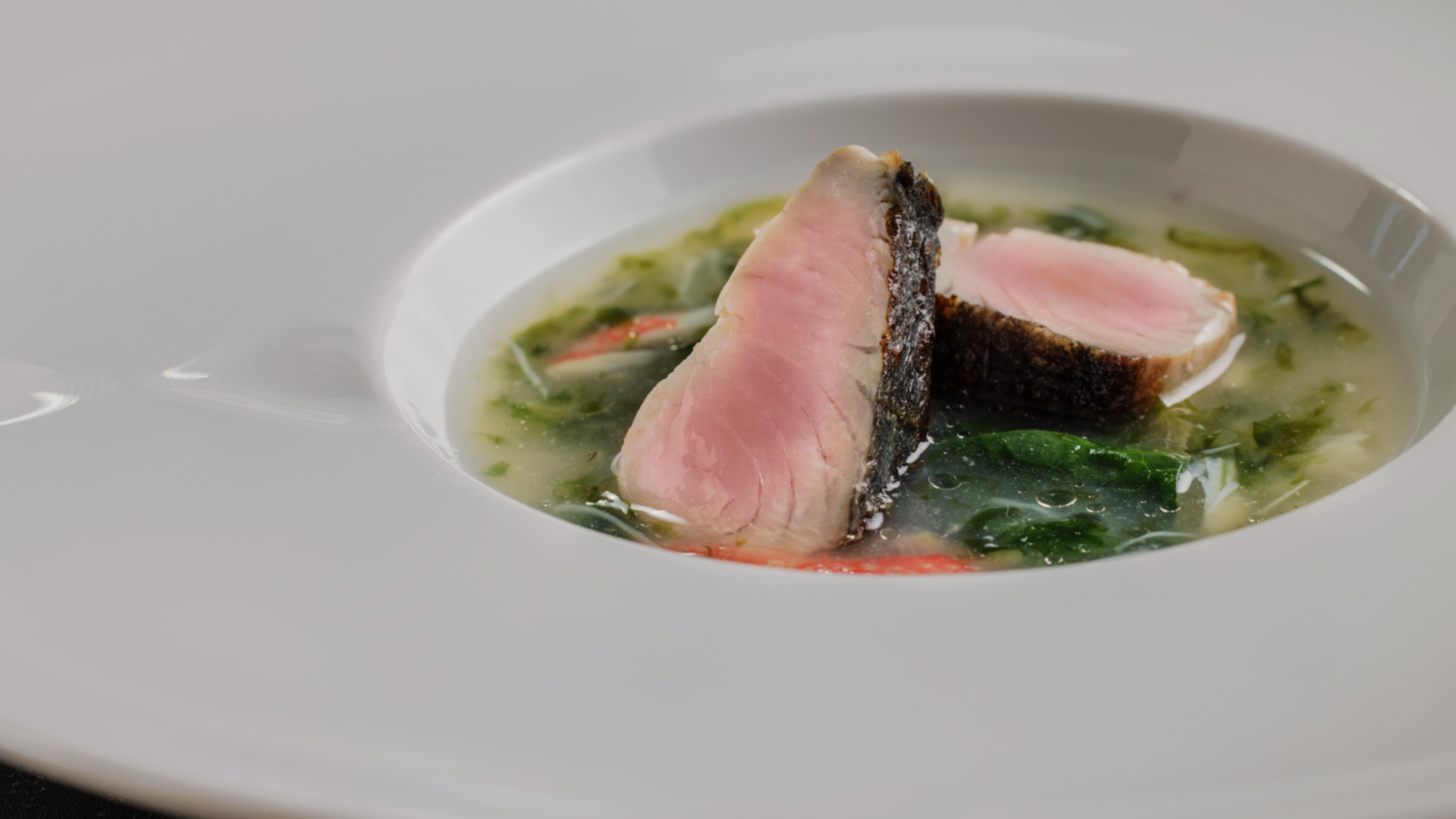 【2025秋・ディナーメニュー】魚料理：サワラのポワレ蟹とアオサのナージュ仕立て