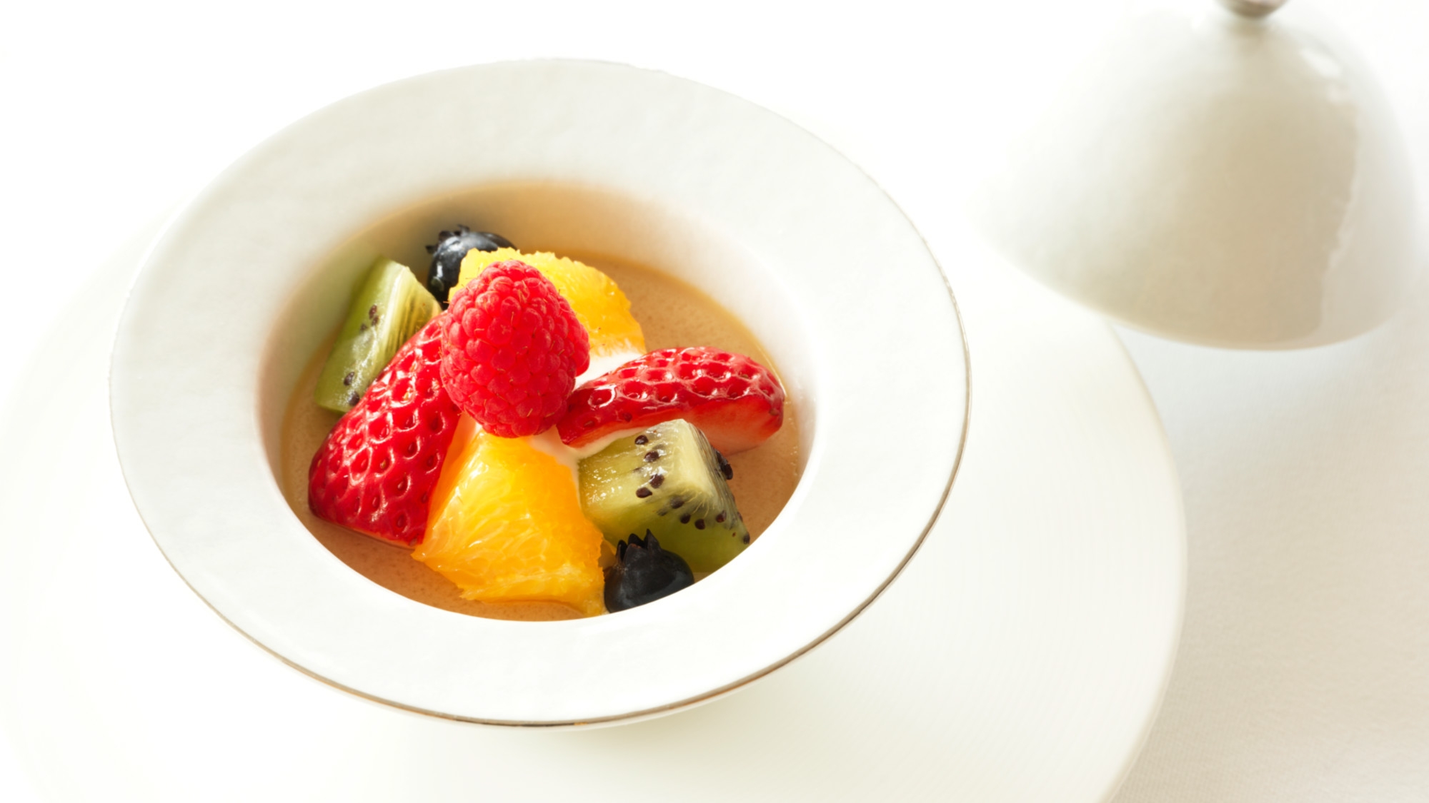 【2026春・ディナーメニュー】デザート：春のフルーツをのせた黒糖プリン