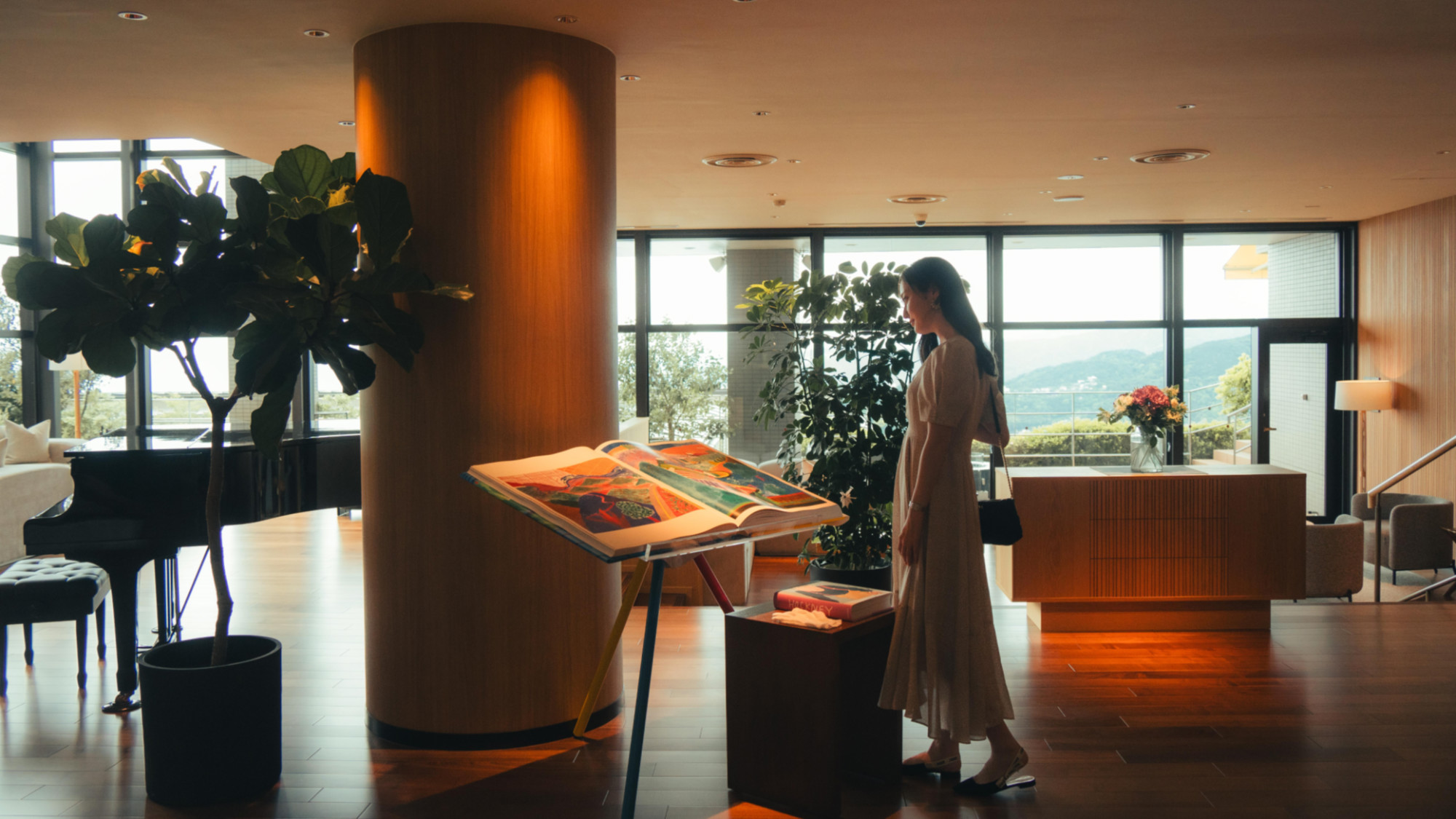  【ロビー】熱海の自然を高台から一望できるロビー、ピアニストによる生演奏もお愉しみいただけます