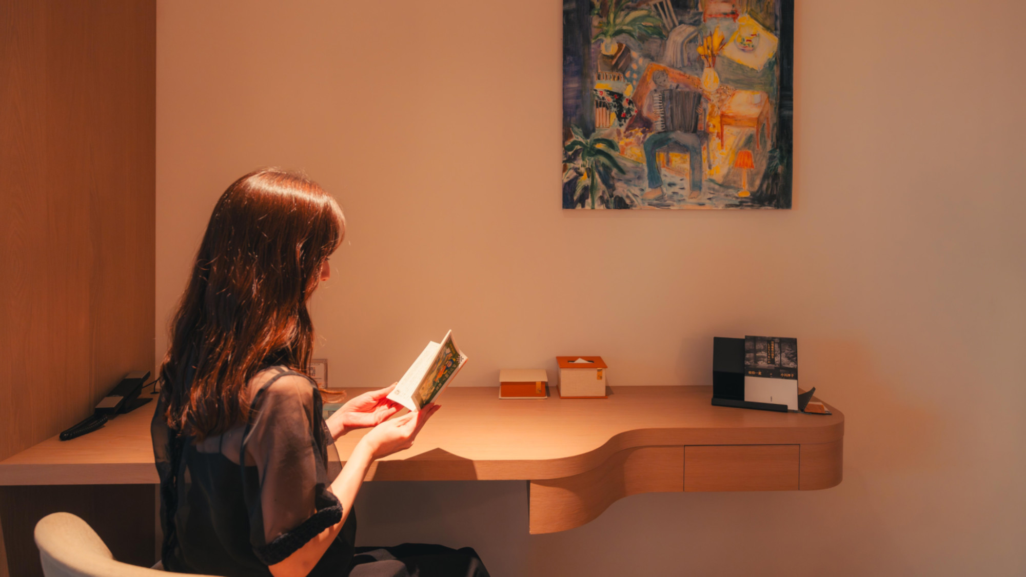  【露天風呂付きツイン】客室にはアートやデスクを完備しております。大きなデスクのあるお部屋をご希望の