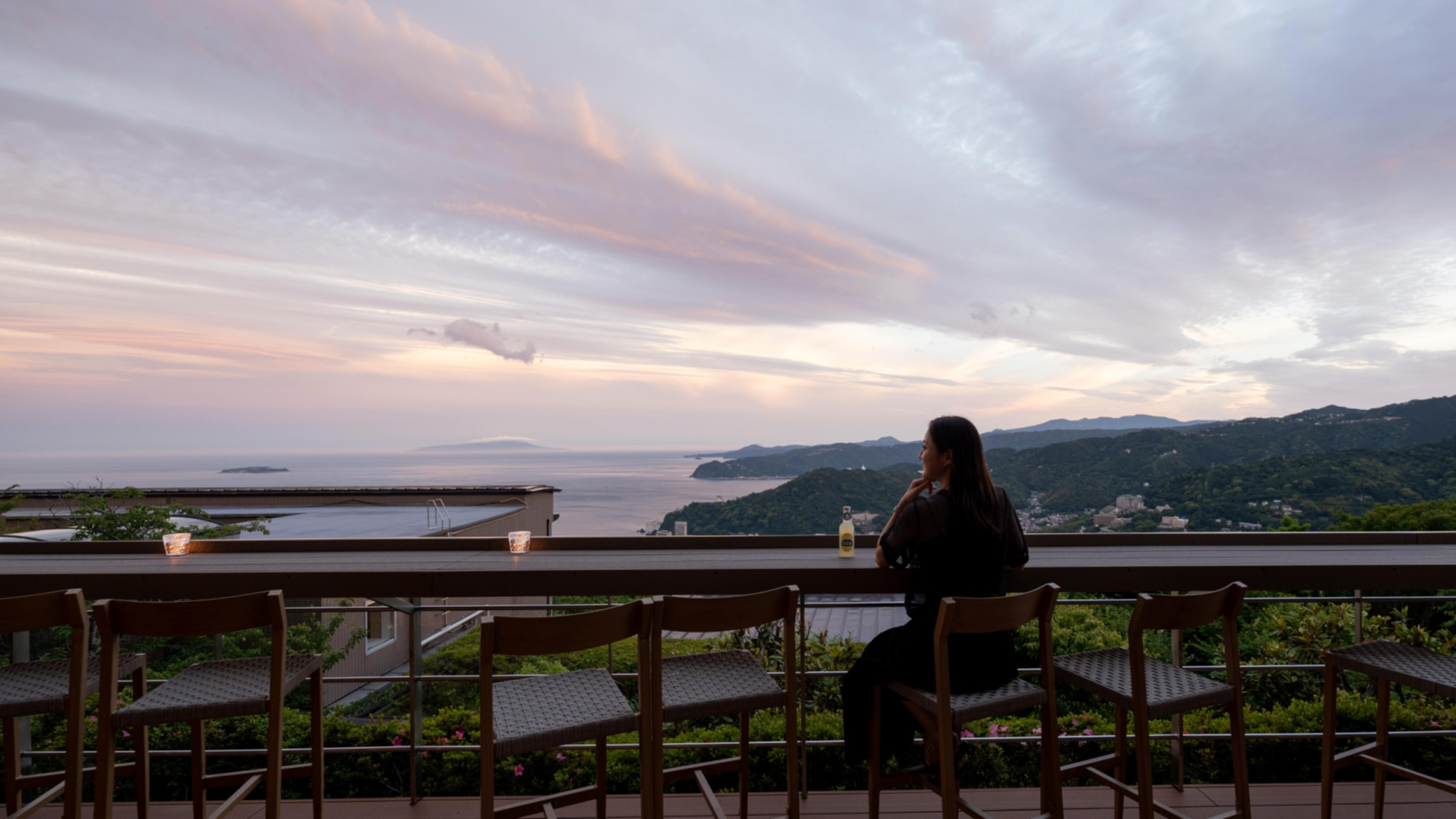 【テラス】相模湾が夕方に移り変わる風景をお楽しみください
