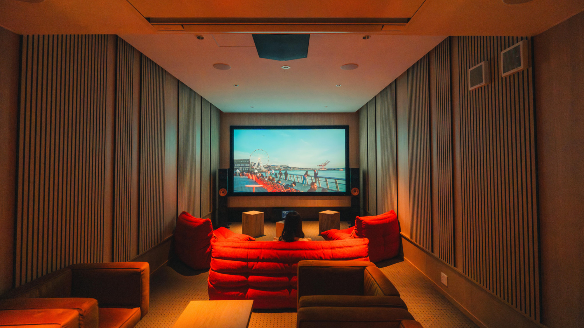 【ミュージック・シアタールーム】 利用時間 15:00～24:00 料金 3,500円/1時間 