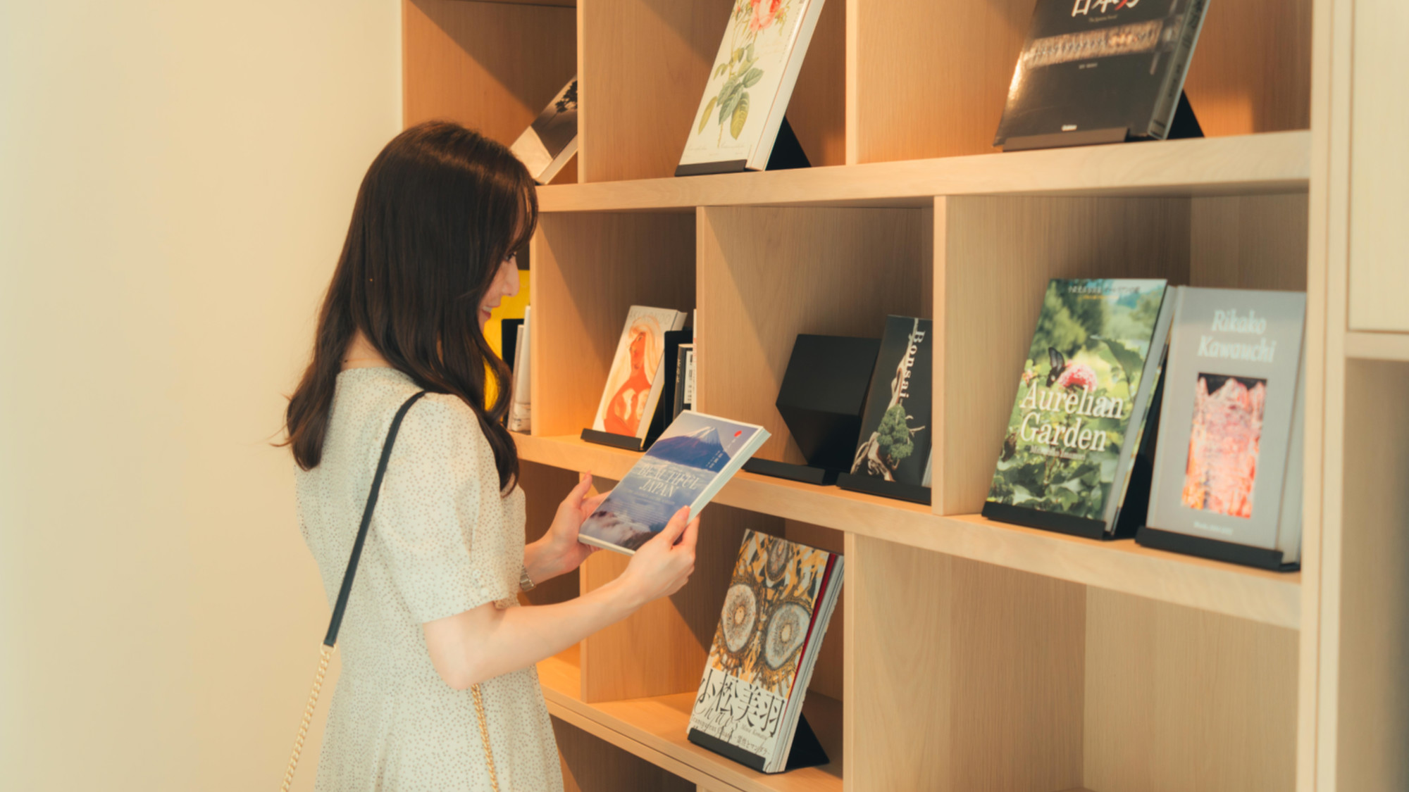  【ベイビューサロン】フリードリンク（アルコール、ノンアルコール各種あり）の他に書籍や大人も楽しめる